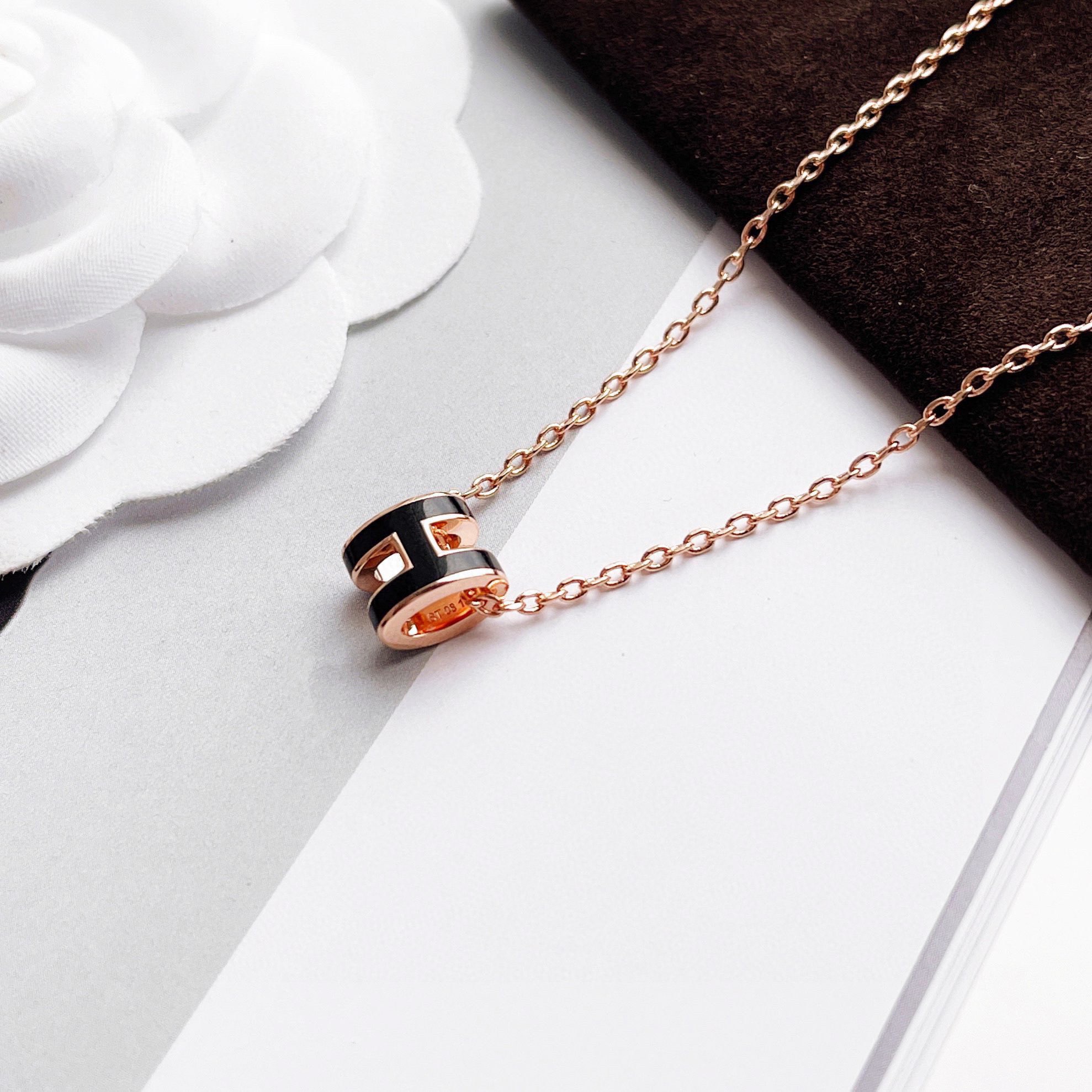 [TOP] HERMES Mini H Logo Necklace - Black