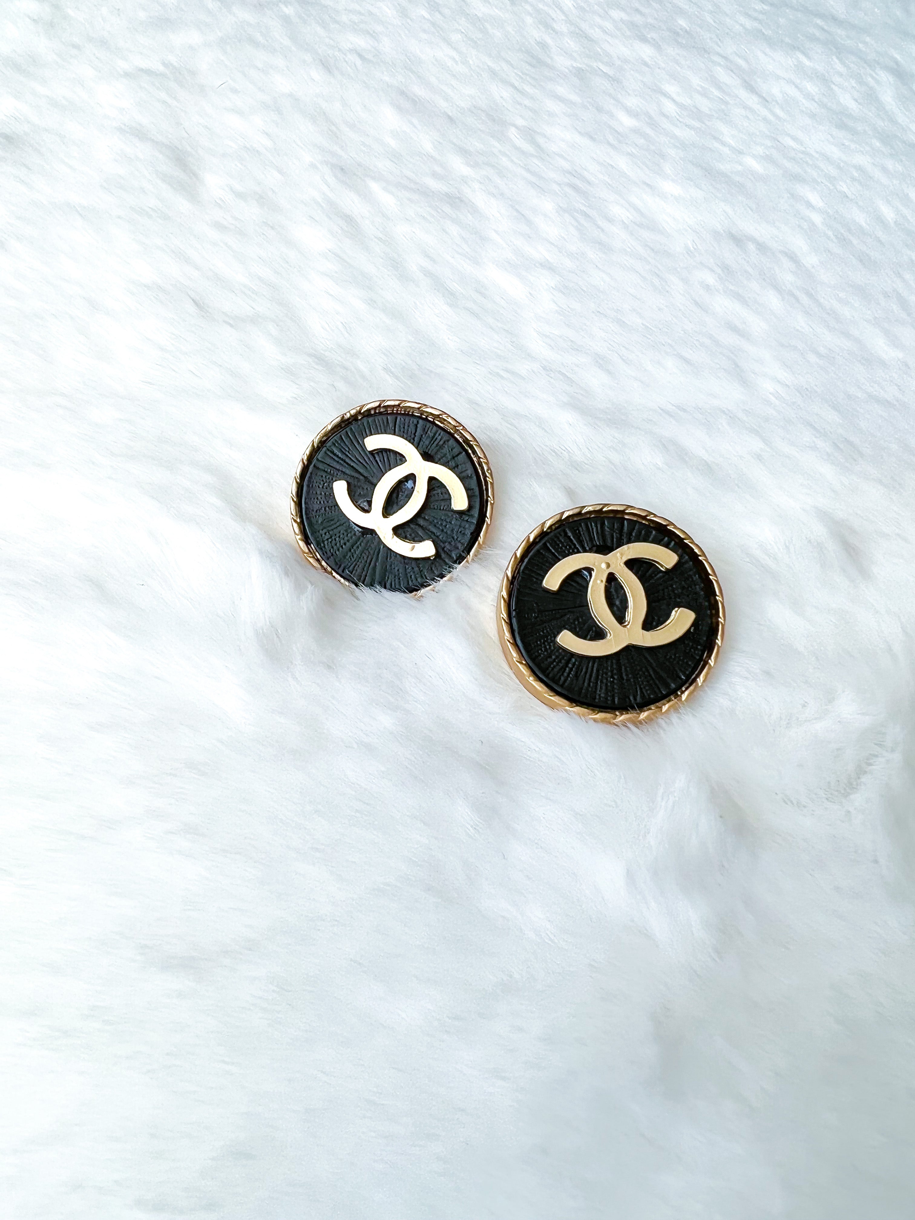 [TOP] CHANEL Rounded Black and Gold Stid Earrings