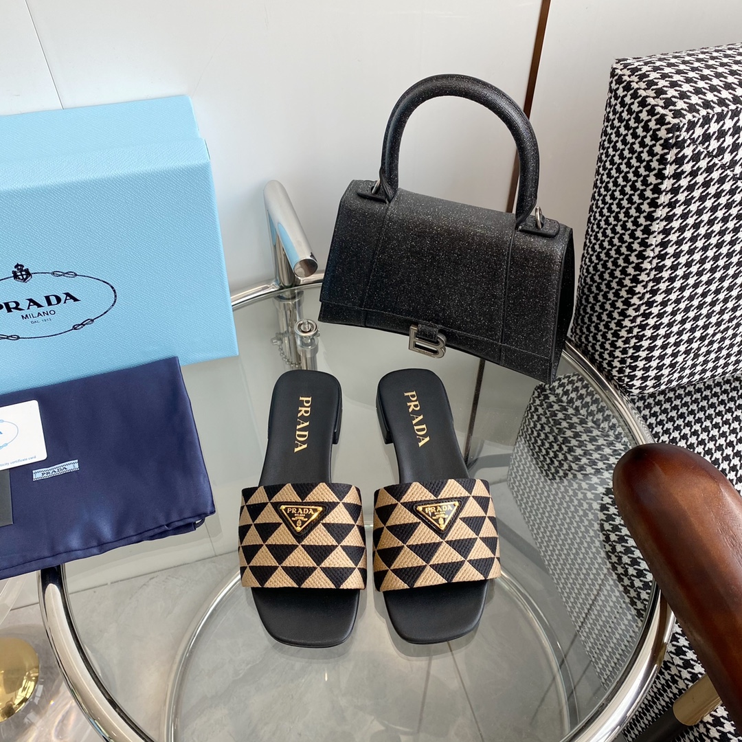 [TOP] PRADA Triangle Logo Flat Sandals