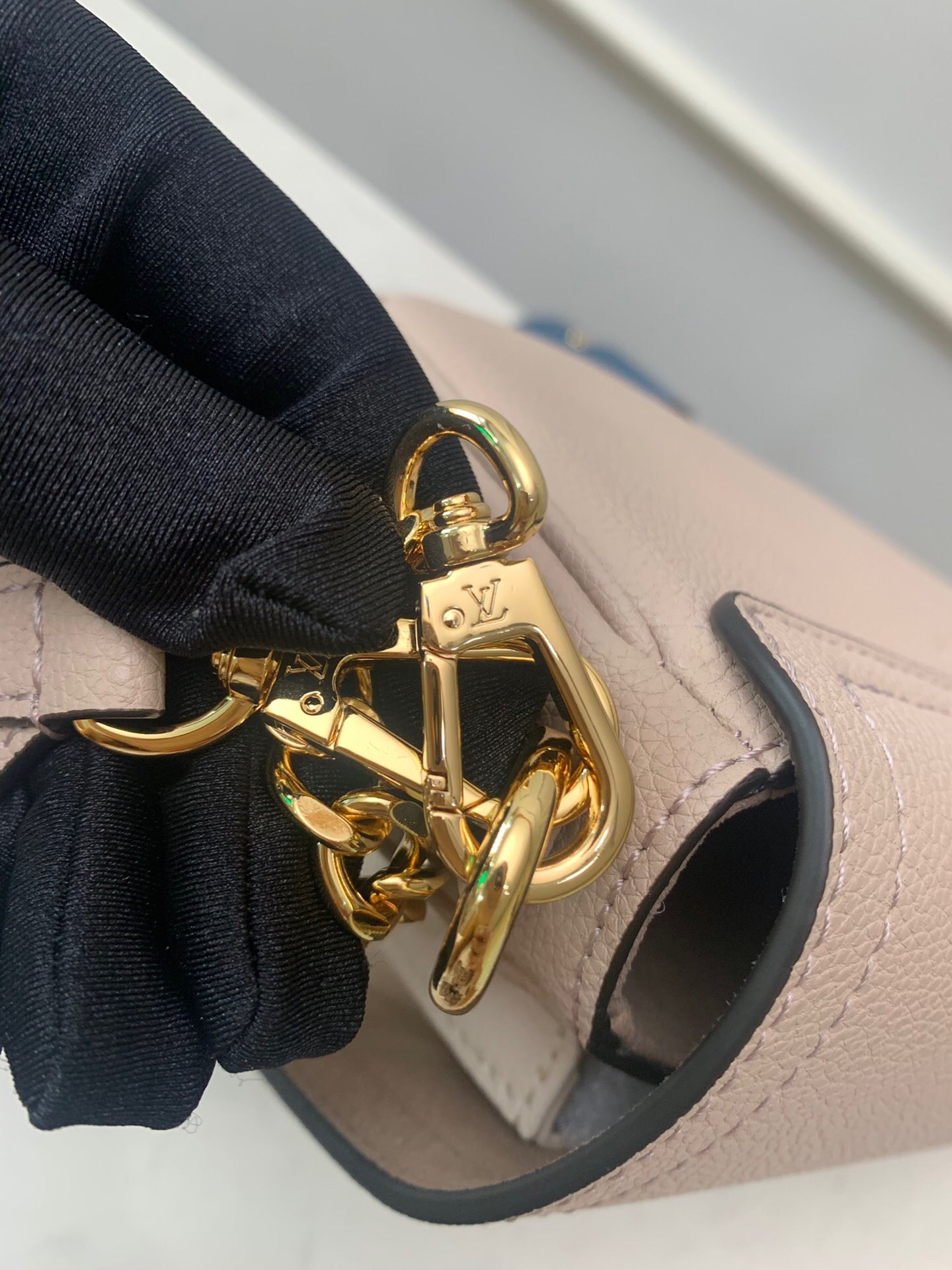 [TOP] Louis Vuitton LV  Lockme Tender Bag 19x13x8CM- Cream