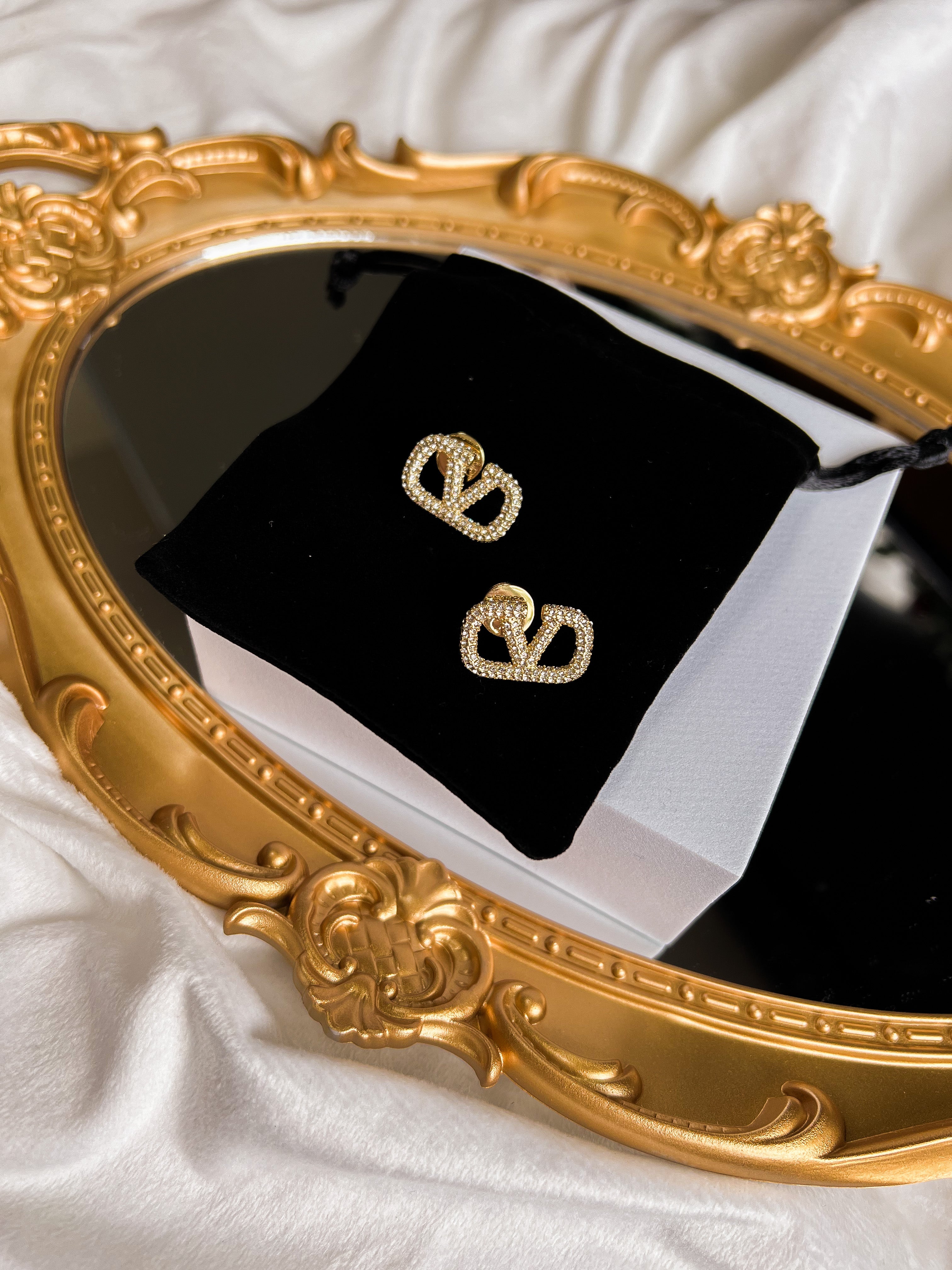 [TOP] VALENTINO  V Stud Earrings w Crystal - Gold