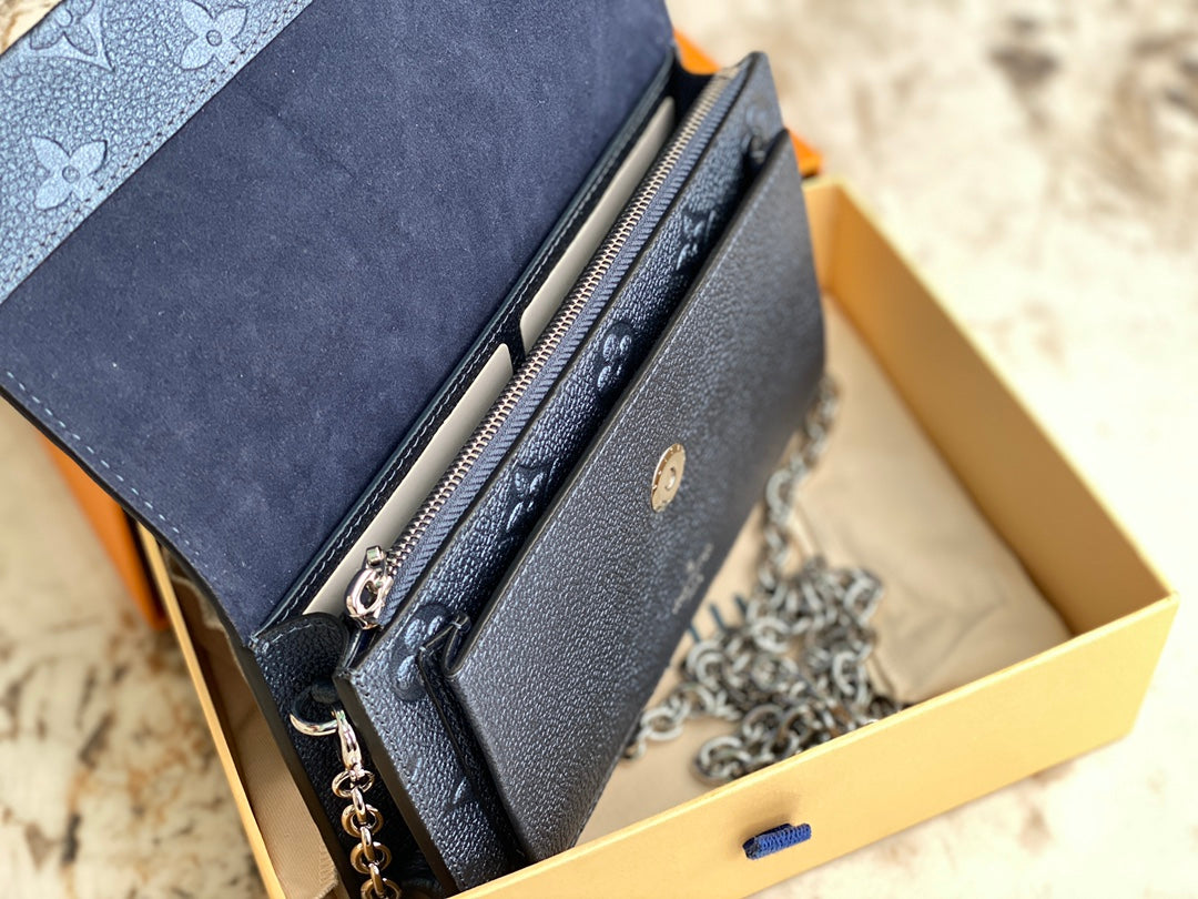 [TOP] Louis Vuitton LV L*V Vavin WOC Empreinte 19 x 12.5 x 4 cm - Pearly Blue