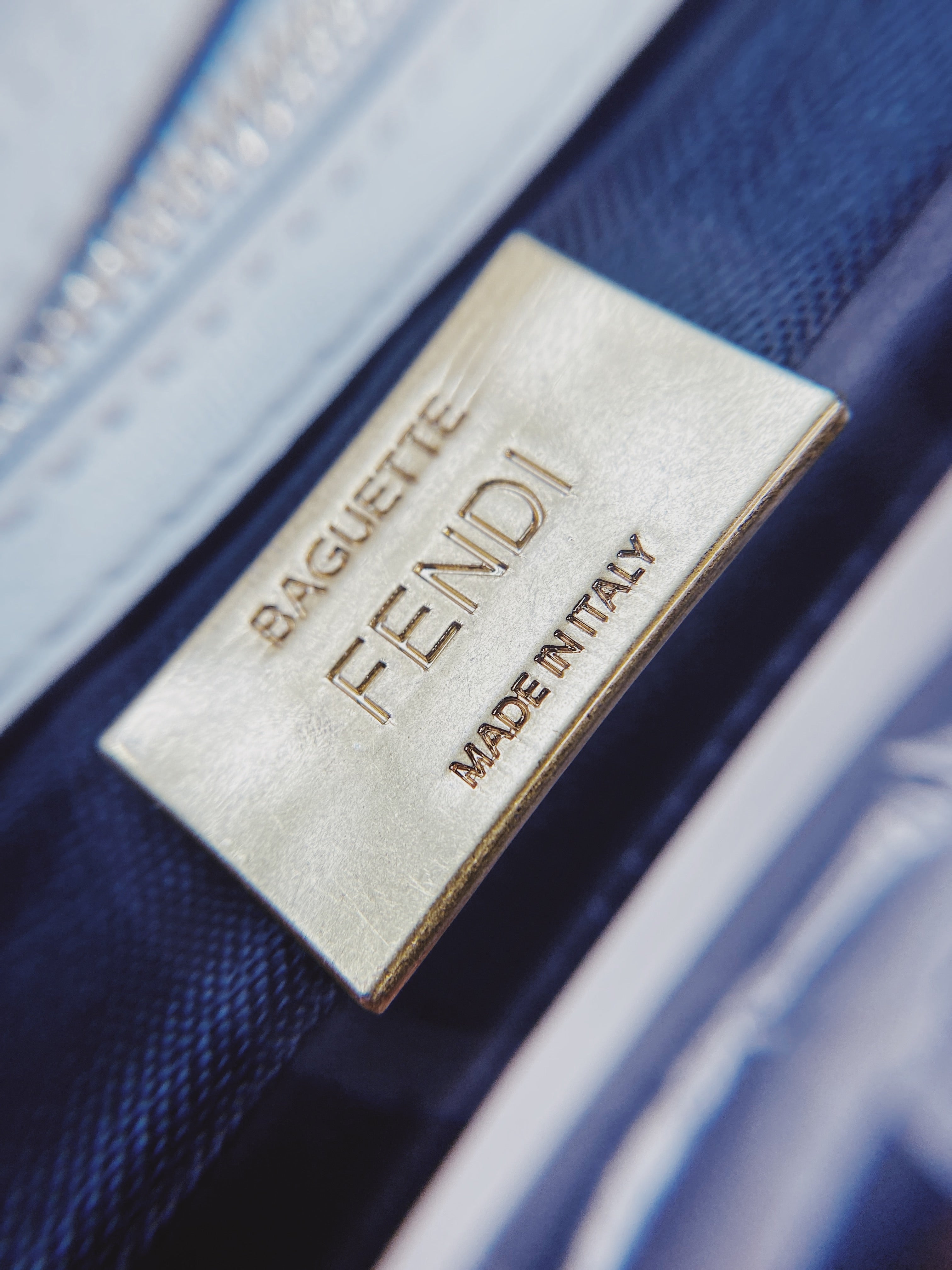 [TOP] FENDI White Baguette Shoulder Bag