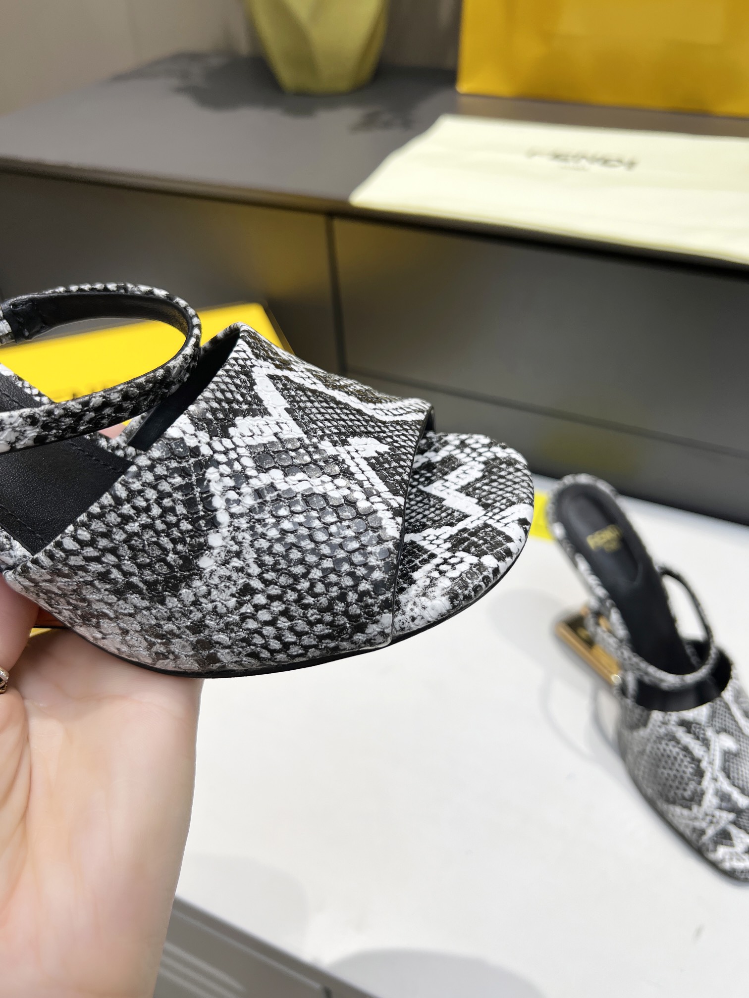 [TOP] FENDI First High Heel - Snakeskin