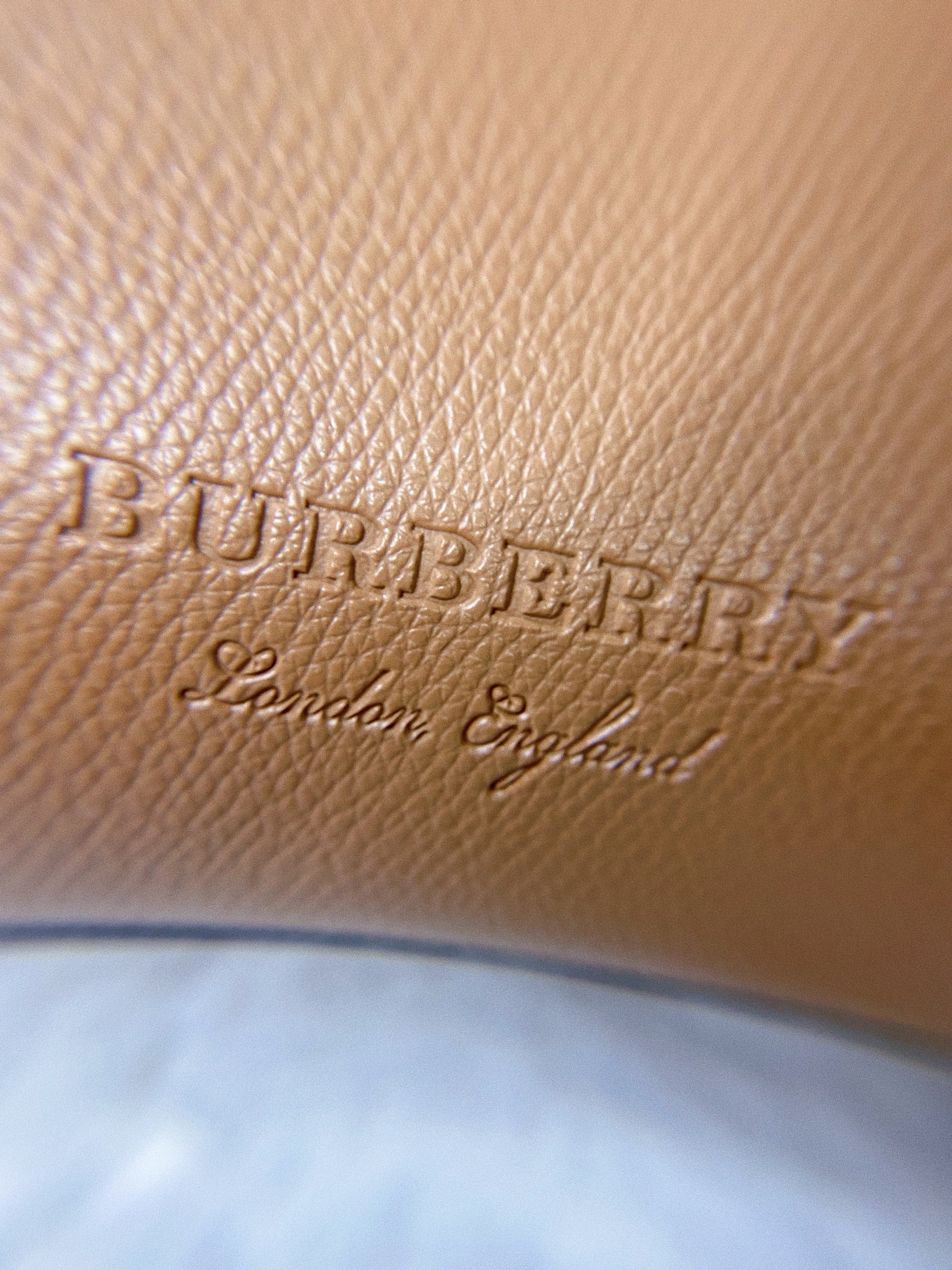 [TOP] BURBERRY Reversible Tote - Nude