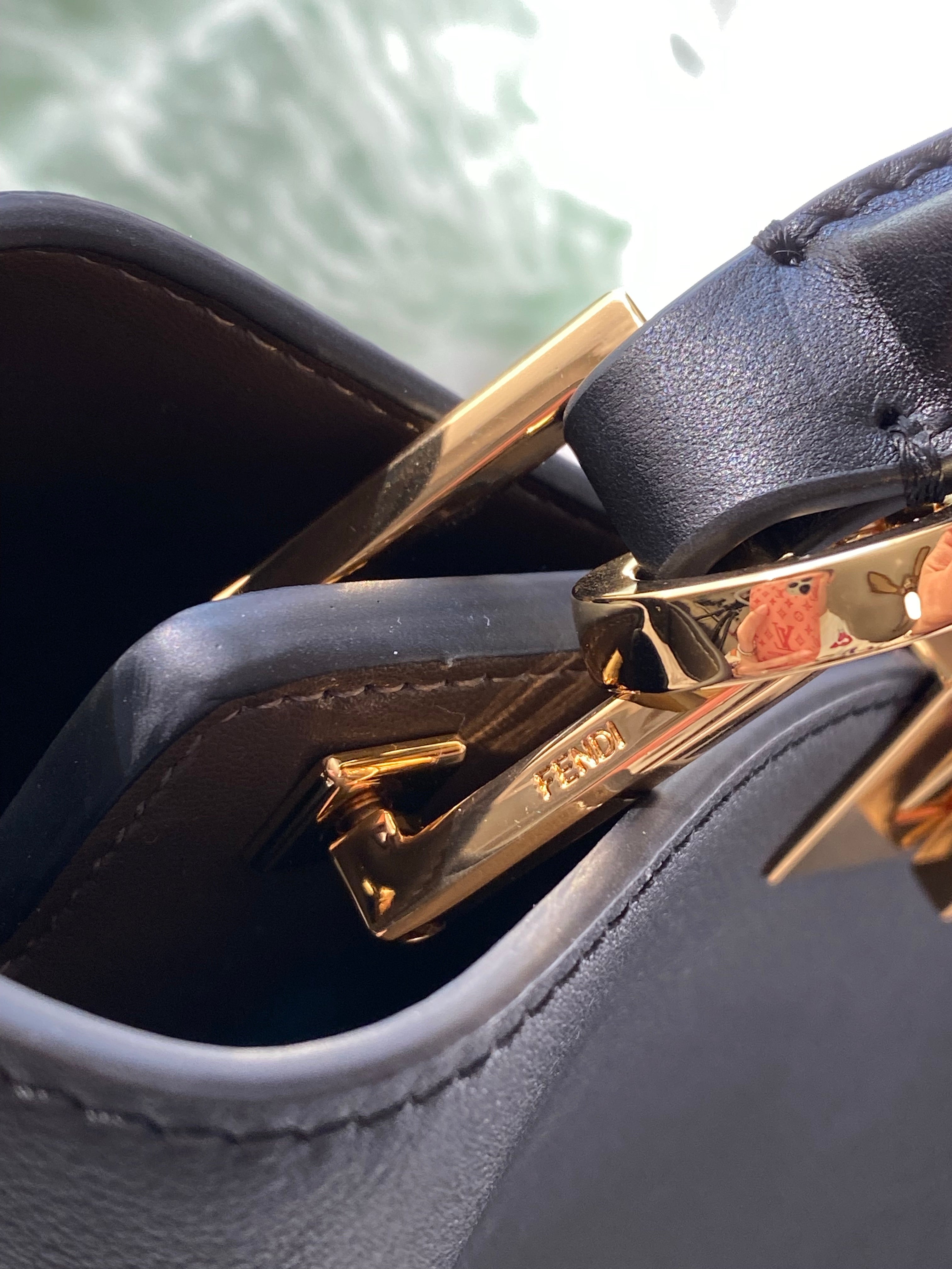 [TOP] FENDI FENDI Peekaboo Essentially - Black