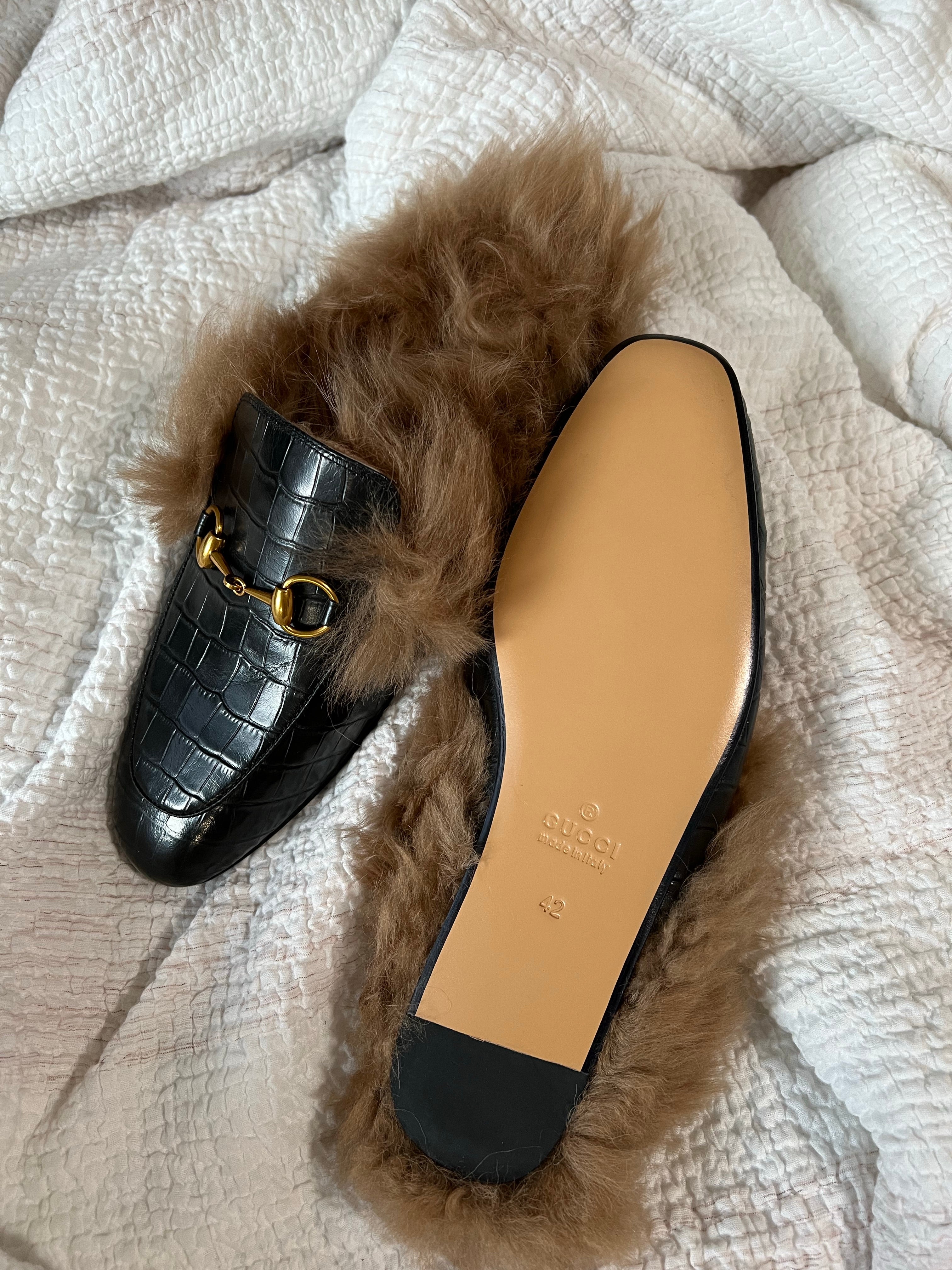 [TOP] GUCCI Fur Line Crocodile Skin Slippers - Black