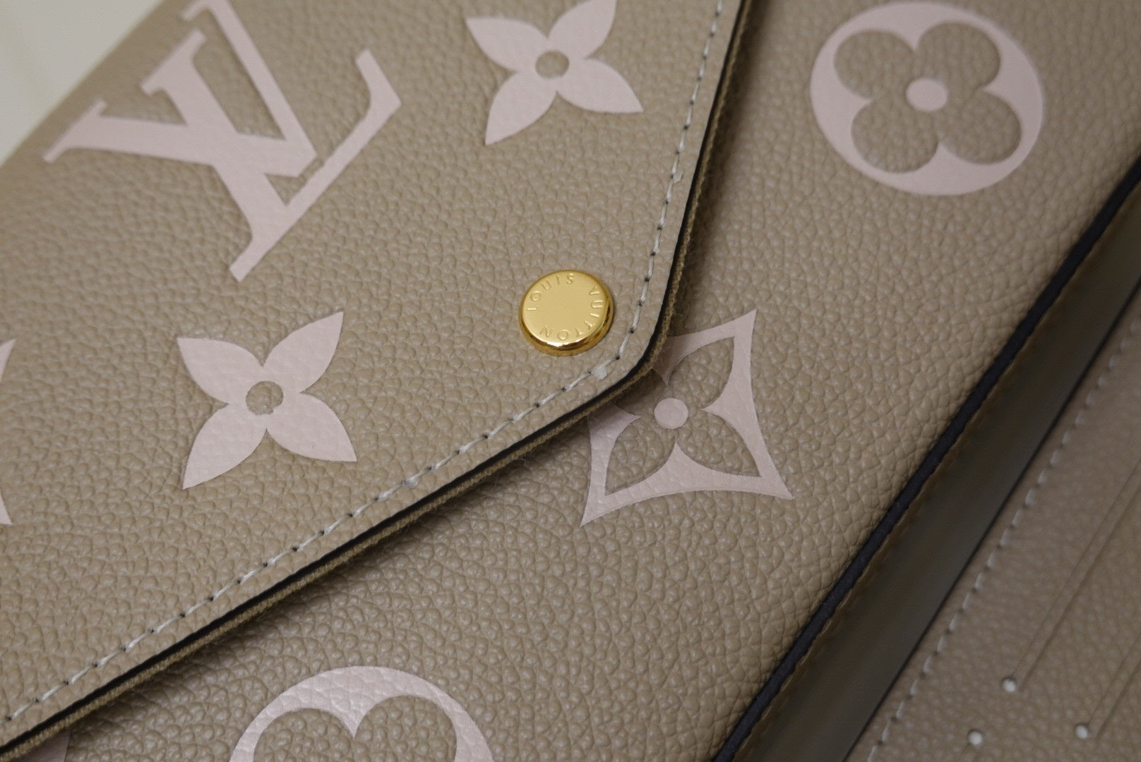 [TOP] Louis Vuitton LV L*V Felicie 2 Tone Bag 21X12X3cm - Cream