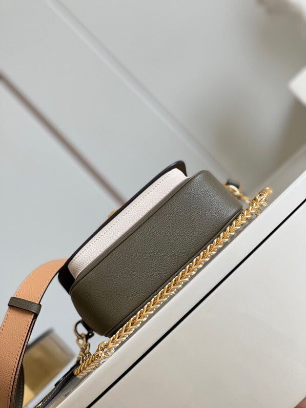 [TOP] Louis Vuitton LV L*V Lock Me Tender 13 x 8 x 19 cm- Khaki