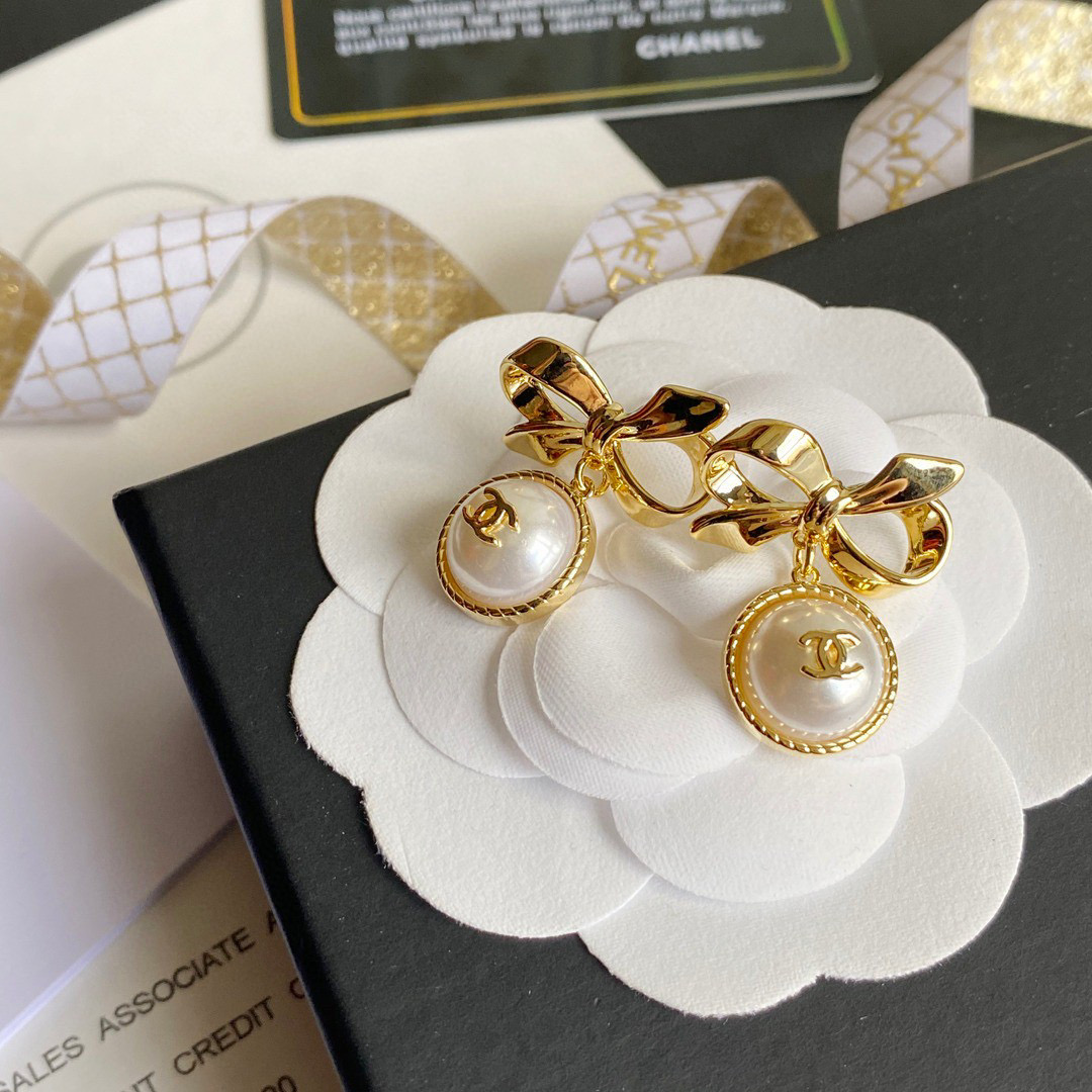 [TOP] CHANEL Logo Pearls Gold Bow Earrings