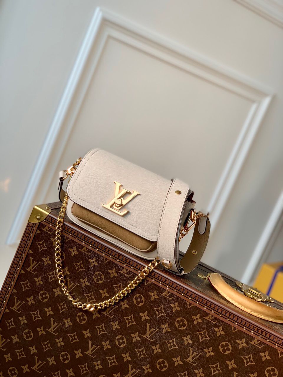 [TOP] Louis Vuitton LV L*V Lock Me Tender 21*10*15 cm - Cream w Brown