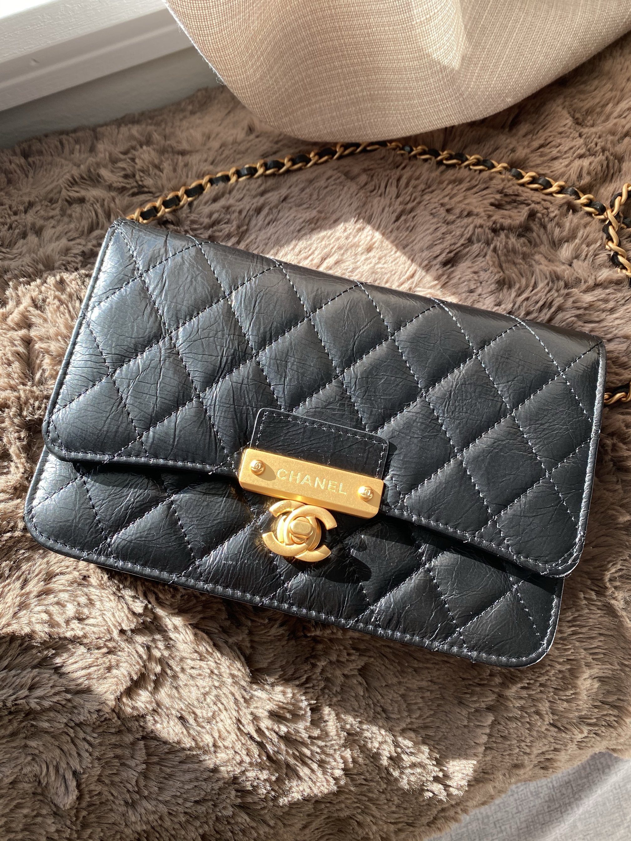 [TOP] CHANEL WOC Around The Corner Aged Lambskin - Black & GHW
