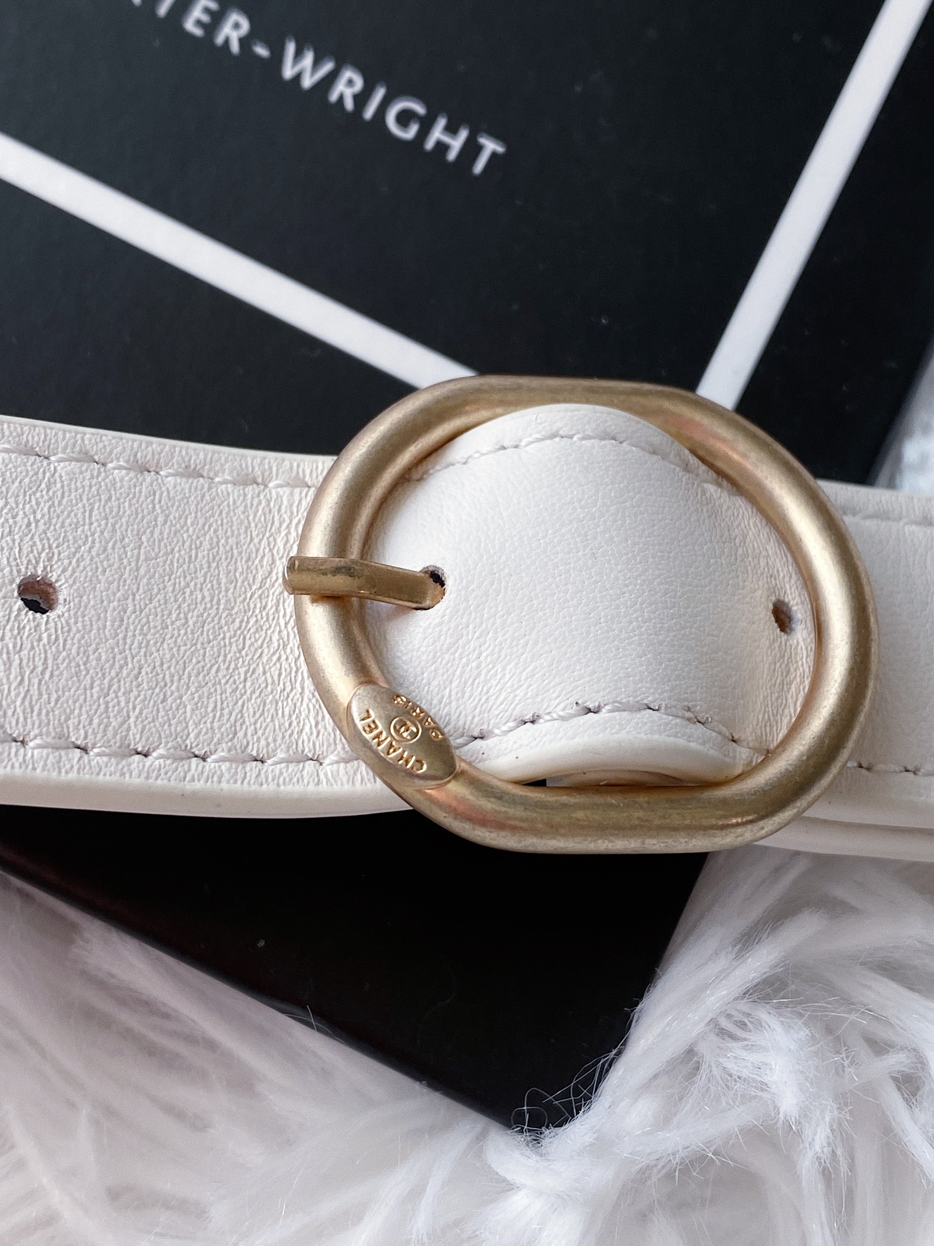 [TOP] CHANEL Messenger Bag Calfskin Mini - White