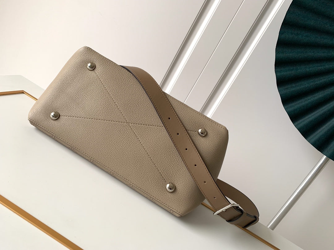 [TOP] Louis Vuitton LV Mahina Beauborg MM Leather Bag 32 x 26 x 17 cm- Turtle Dove