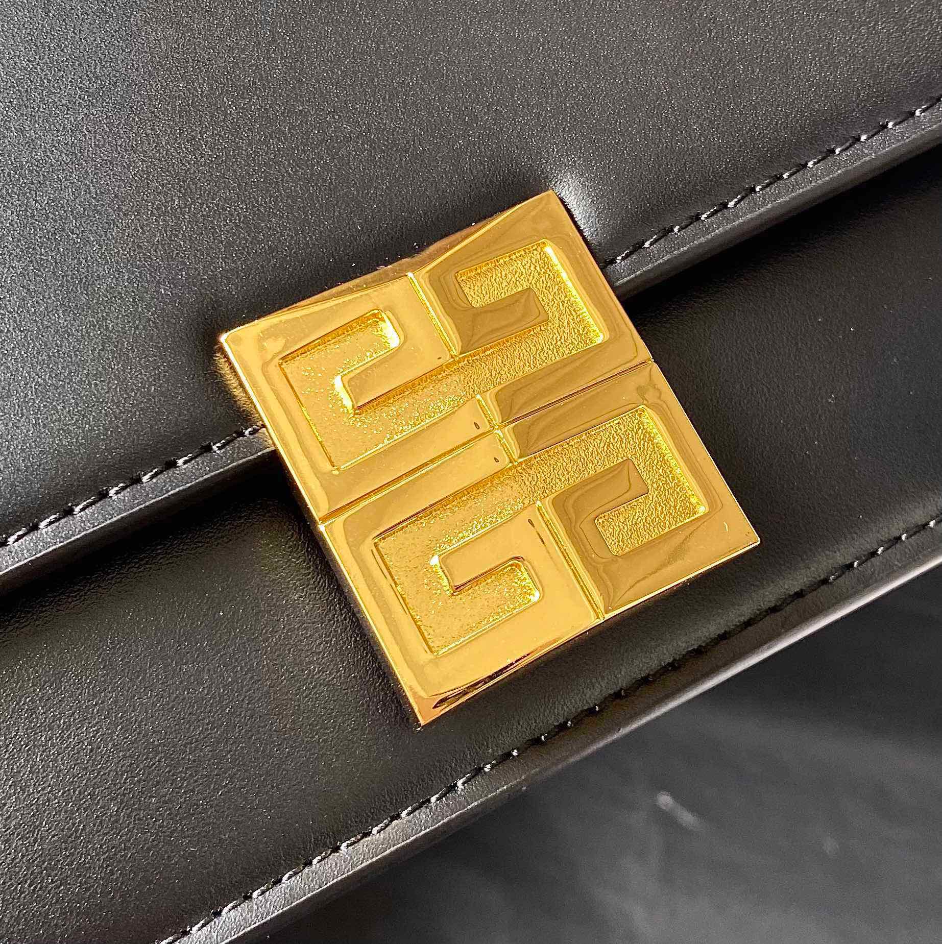 [Top] GIVENCHY 4G In Box Leather With Chain 20*13*5 - Black