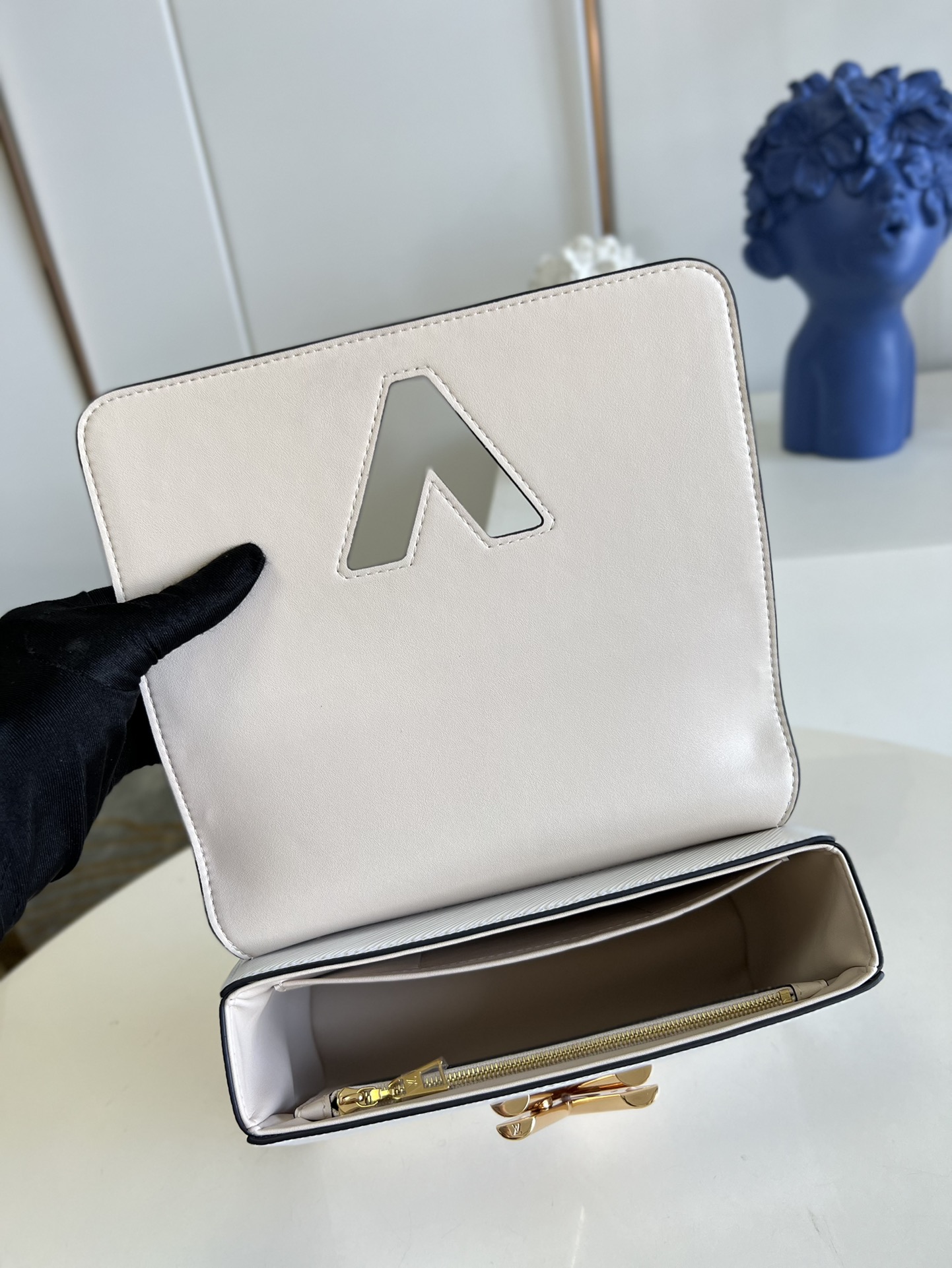 [TOP] Louis Vuitton LV Epi Twist Bag  23 x 17 x 9.5 cm- WHITE