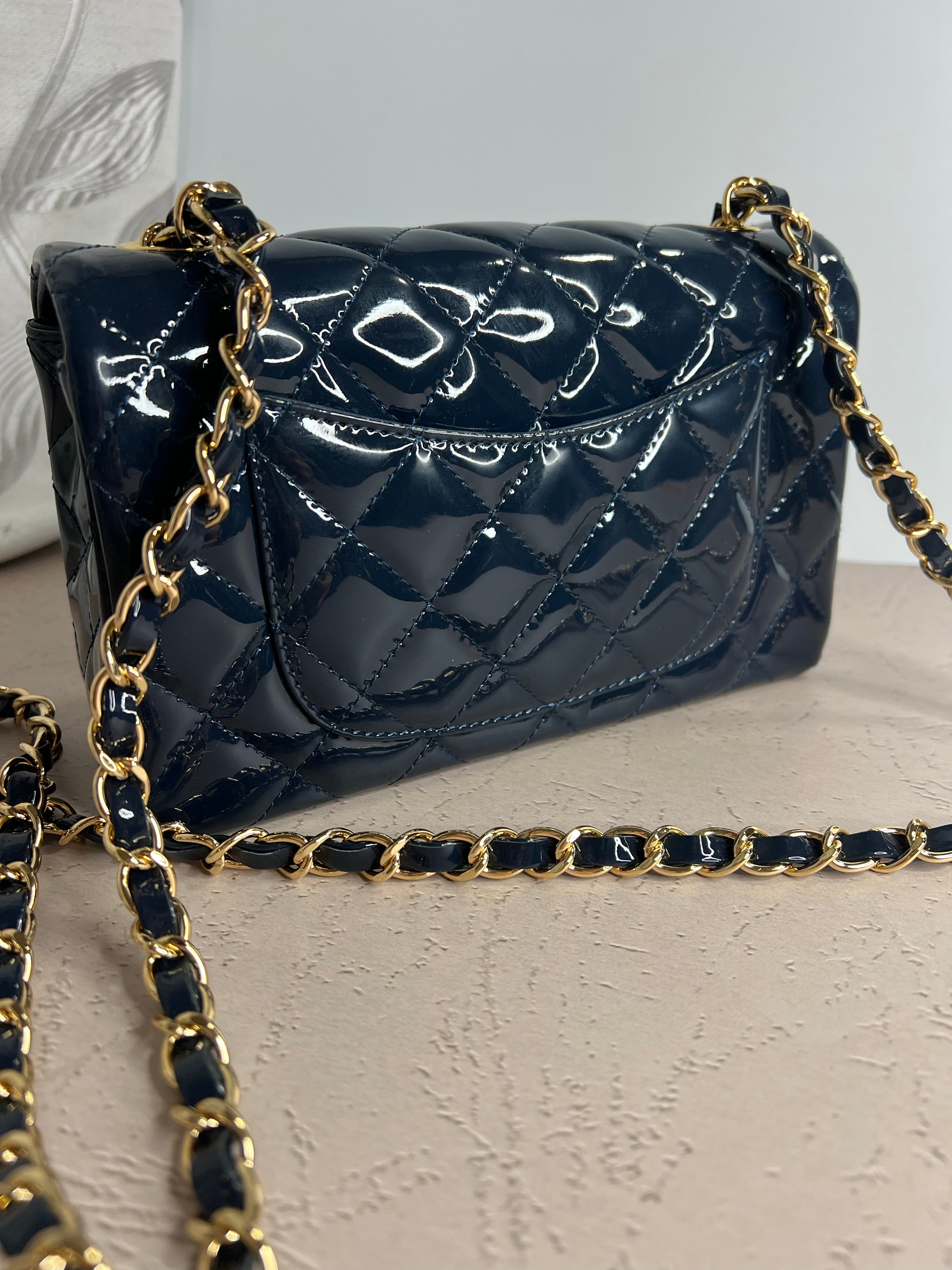 [TOP] CHANEL Classic Flab Bag Patent Leather New Mini 20cm - Dark Blue