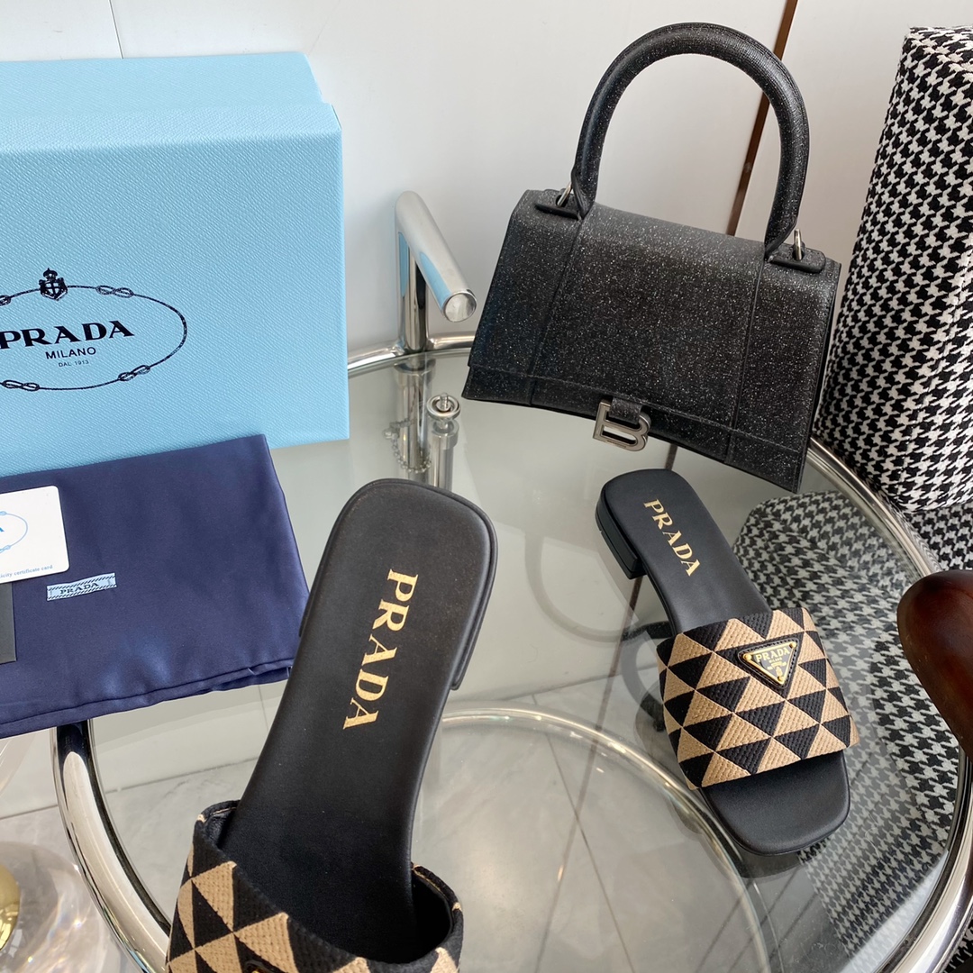 [TOP] PRADA Triangle Logo Flat Sandals