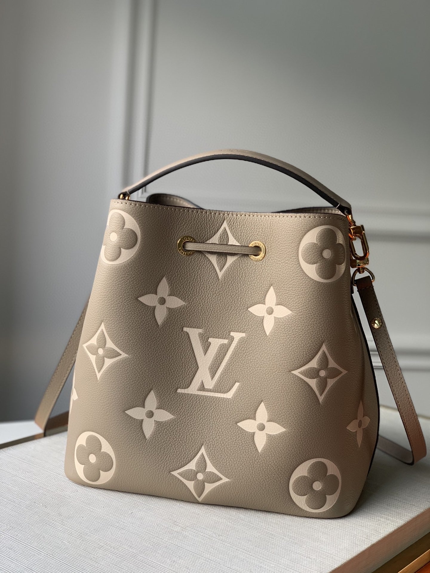 [TOP] Louis Vuitton LV  Monogram Noe MM  27x25x20cm - Tourterelle Creme