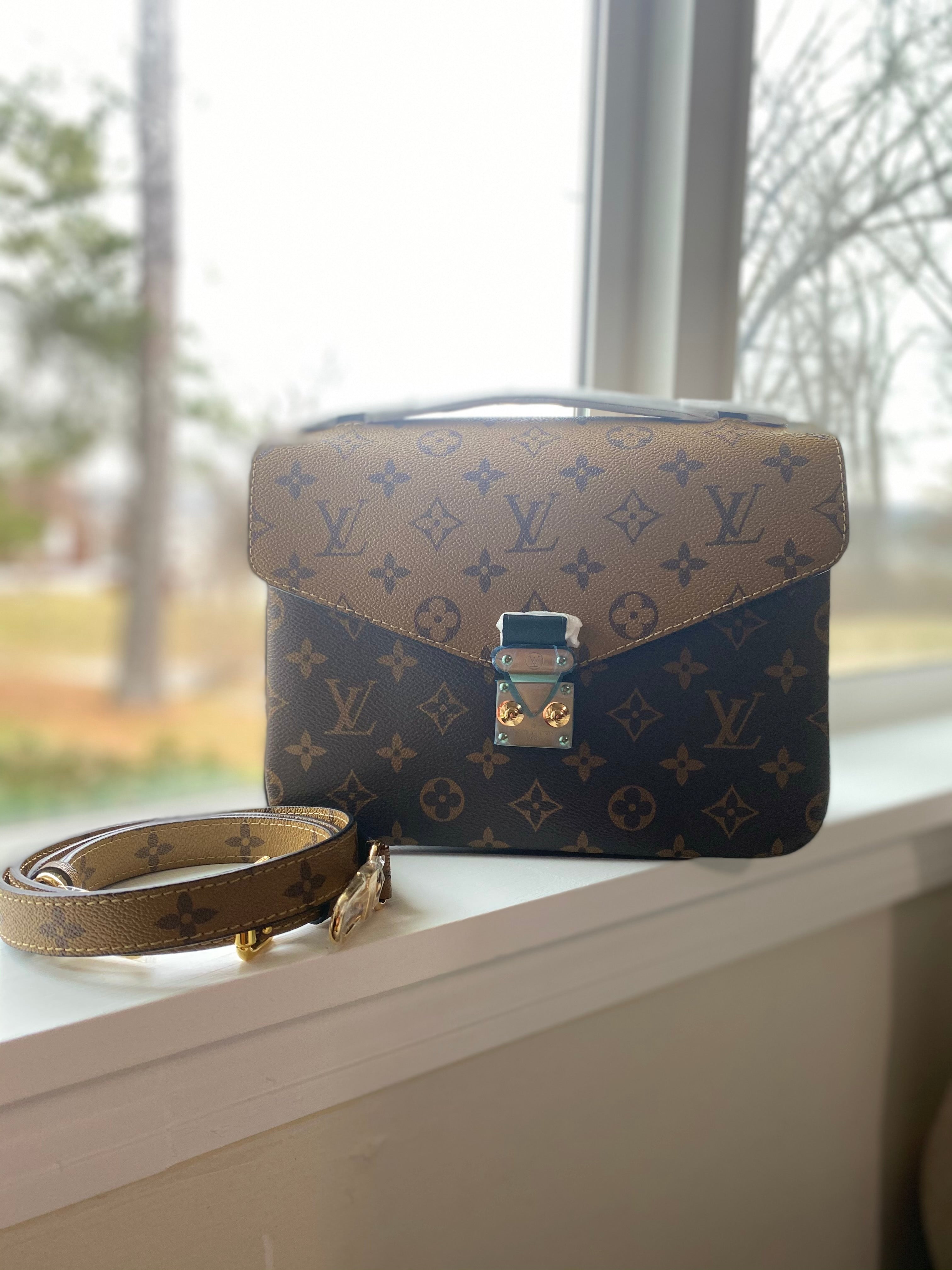[TOP] Louis Vuitton LV Pochette Metis Reverse Monogram Canvas Bag 25X19X7cm