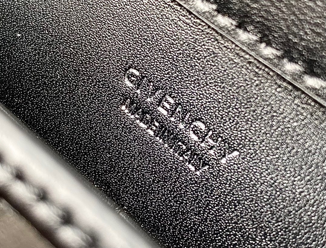 [Top] GIVENCHY 4G Patent Leather With Chain  20*13*5 - Black