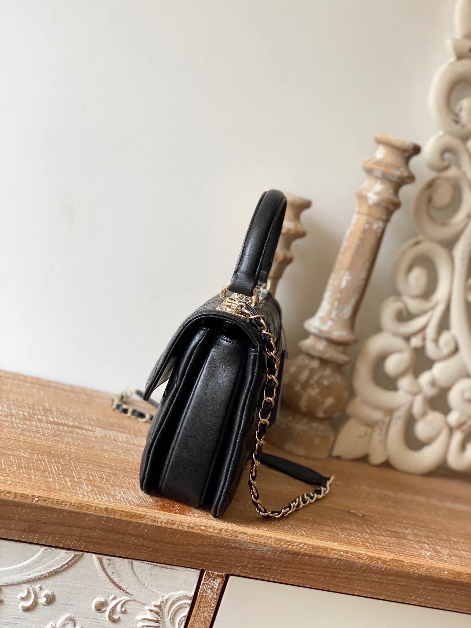 [TOP] CHANEL Trendy Bag Raised Logo - Black