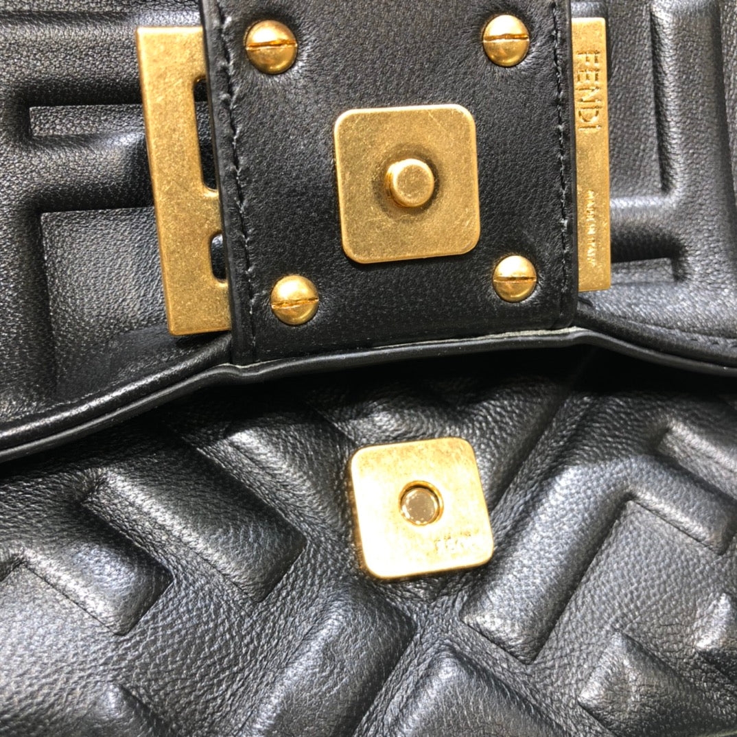 [TOP] FENDI FENDI Baguette Embossed Leather - Black
