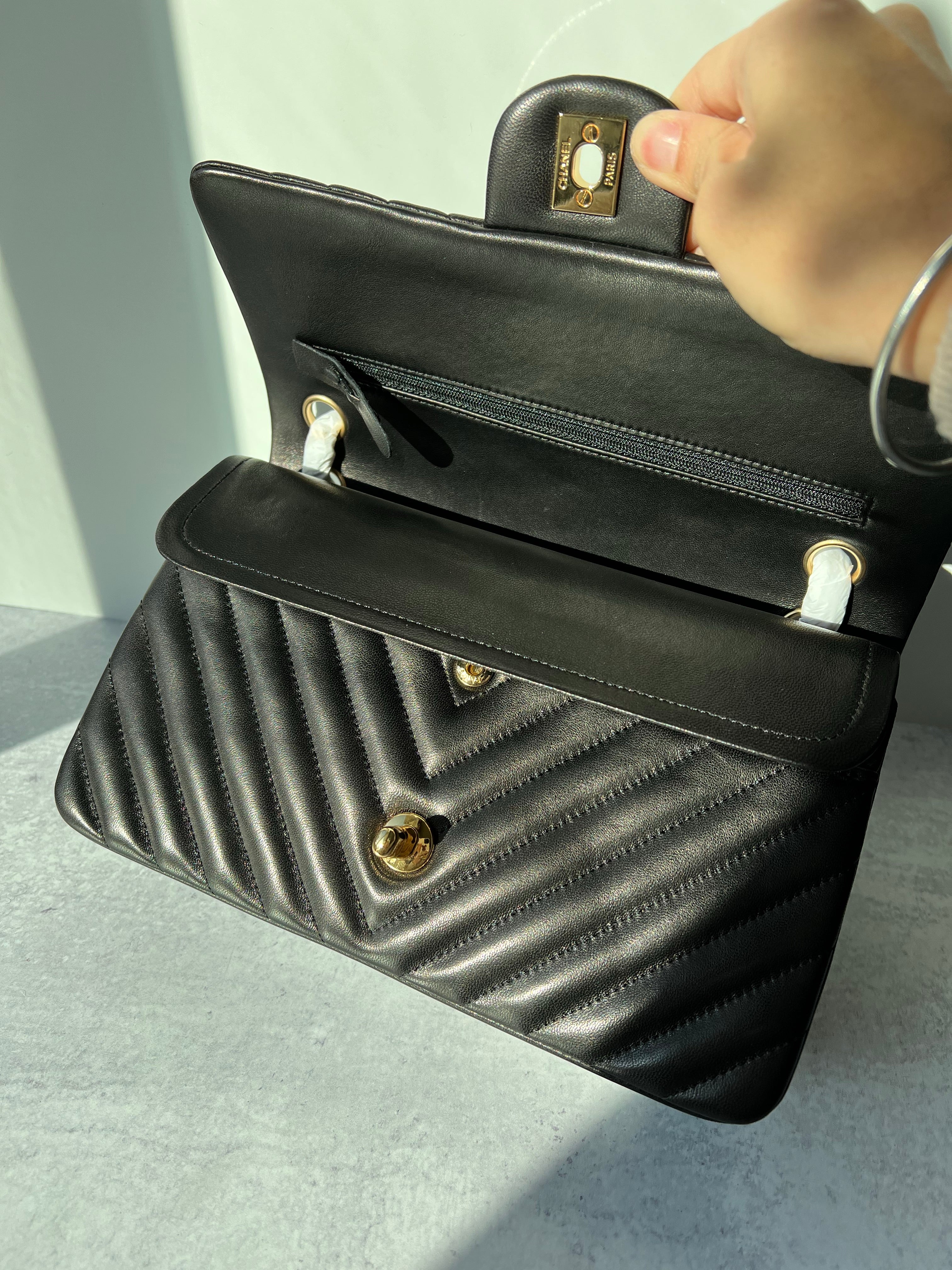 [TOP] CHANEL Classic Flap Bag Chevron Lambskin Medium 25.5cm – Black & GHW