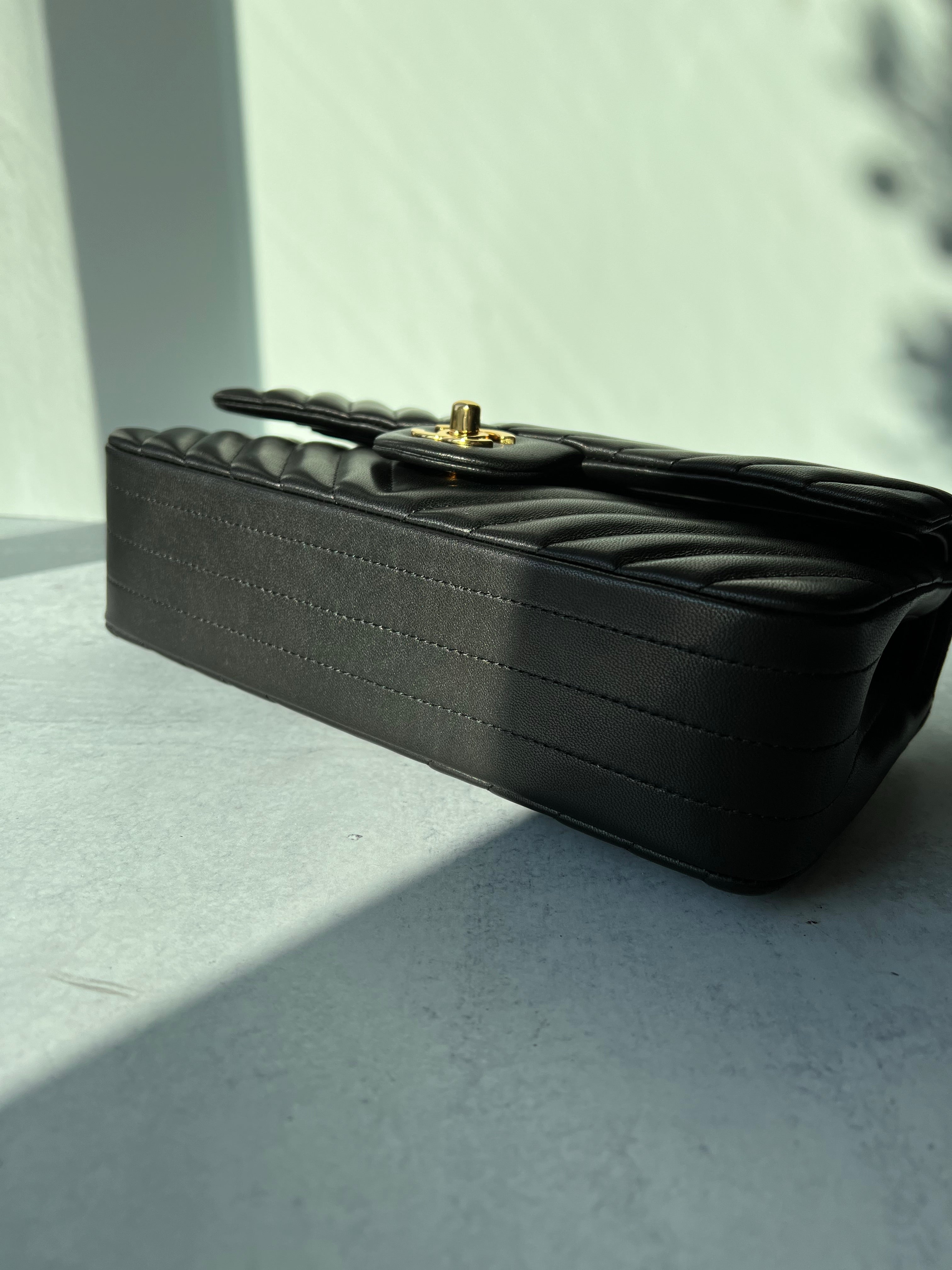 [TOP] CHANEL Classic Flap Bag Chevron Lambskin Medium 25.5cm – Black & GHW