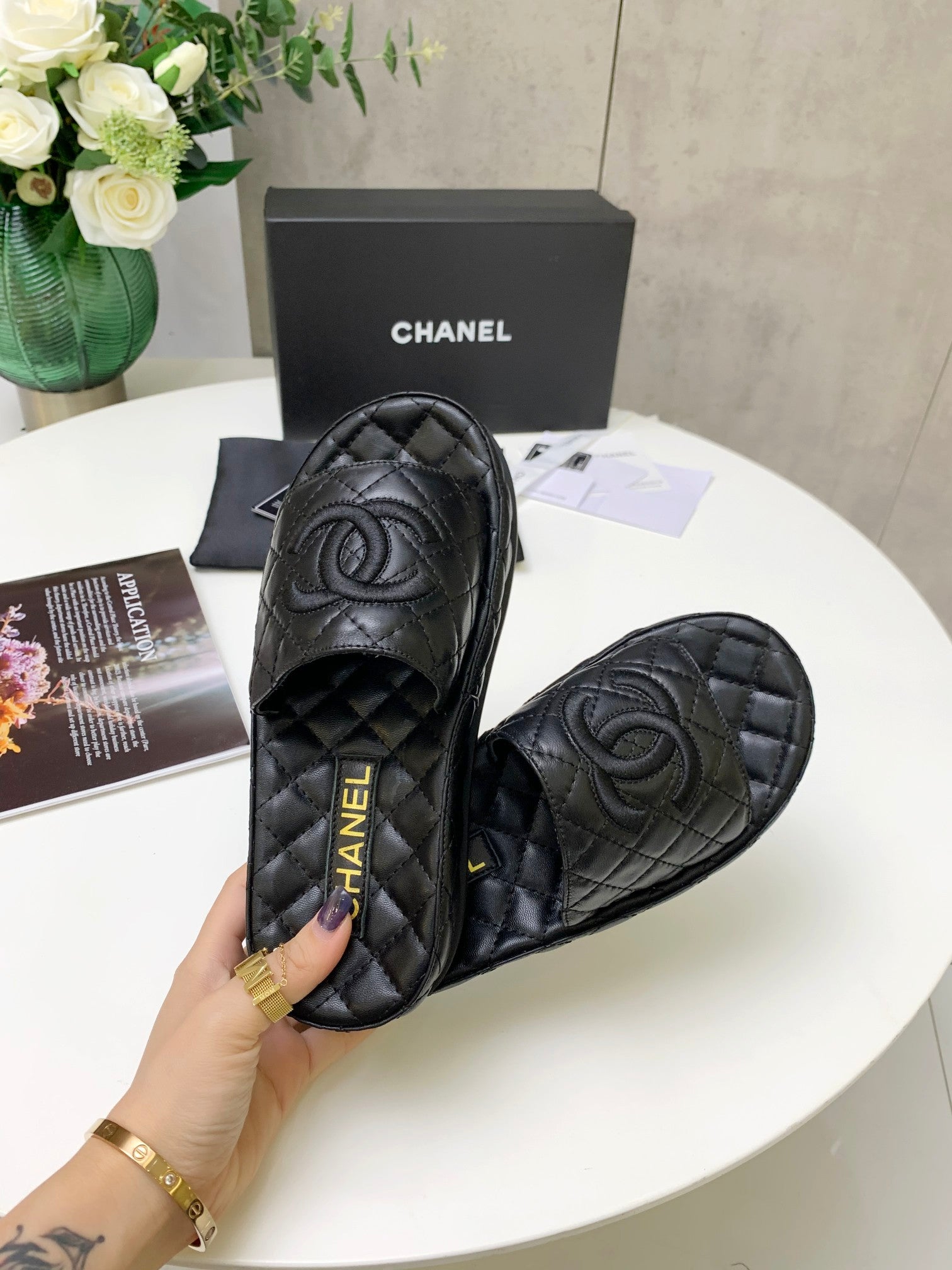 [TOP] CHANEL Quilted Embroidery Double C Slides - Black