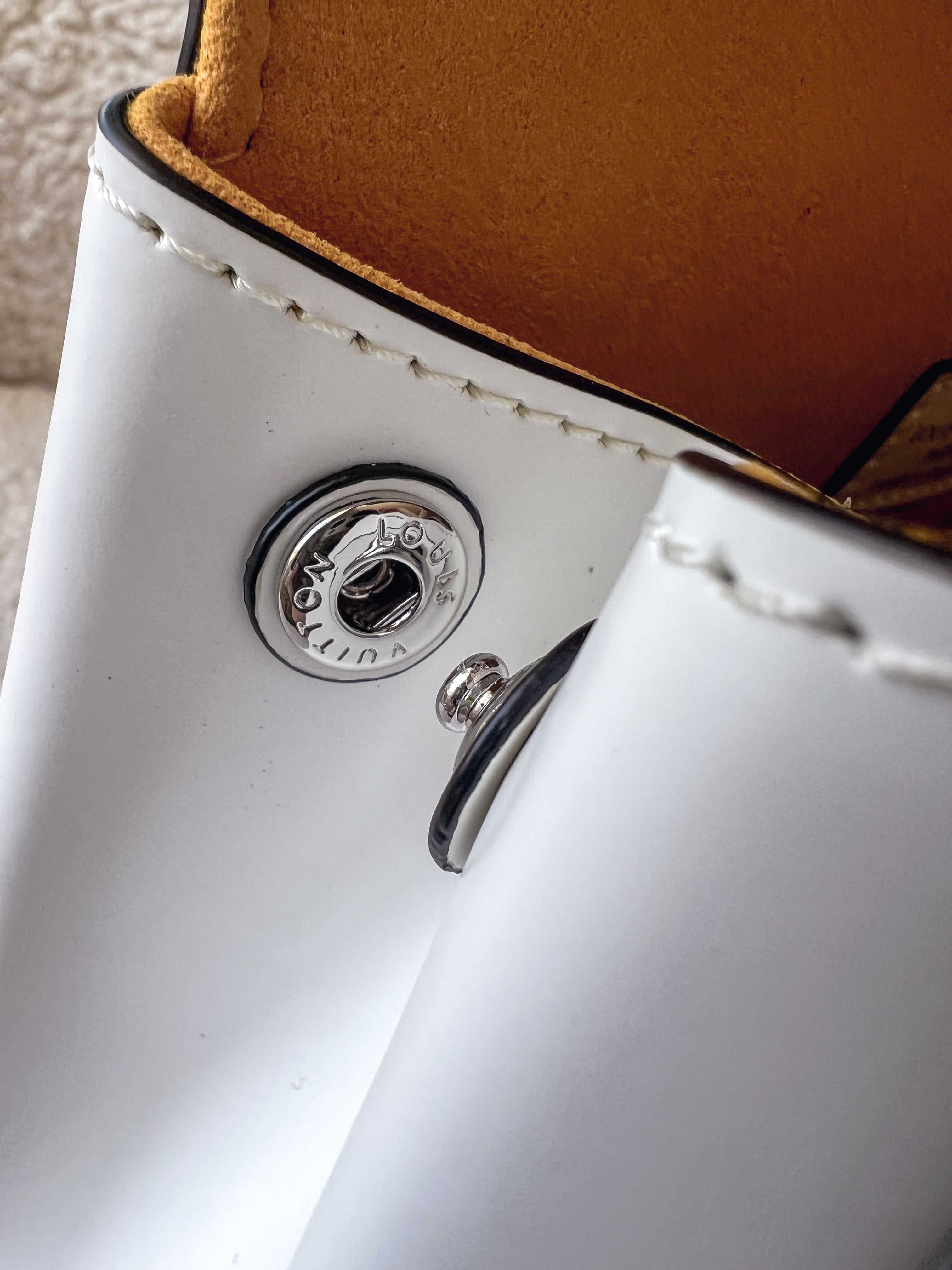 [TOP] Louis Vuitton LV Cluny MM Epi Leather 19 ×10 ×24 cm- White