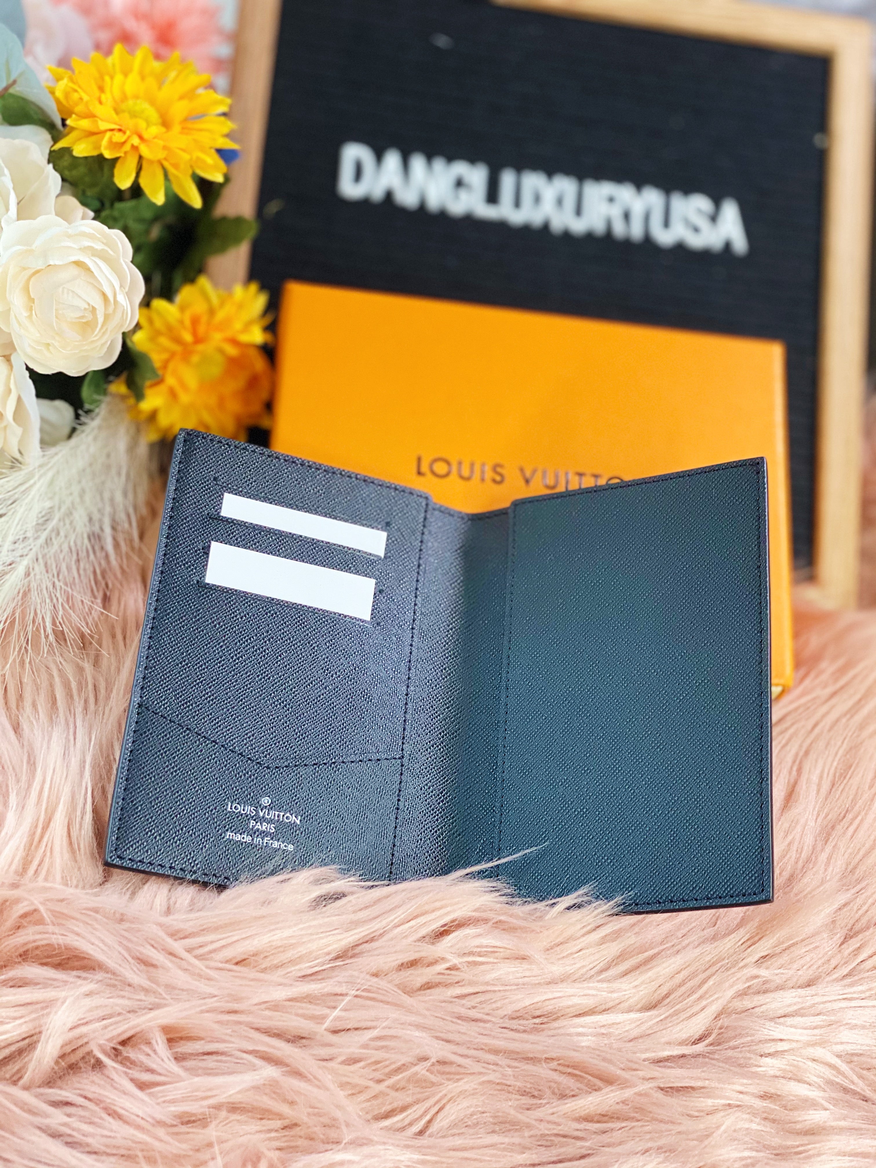 [TOP] Louis Vuitton LV Monogram Passport Holder - Black