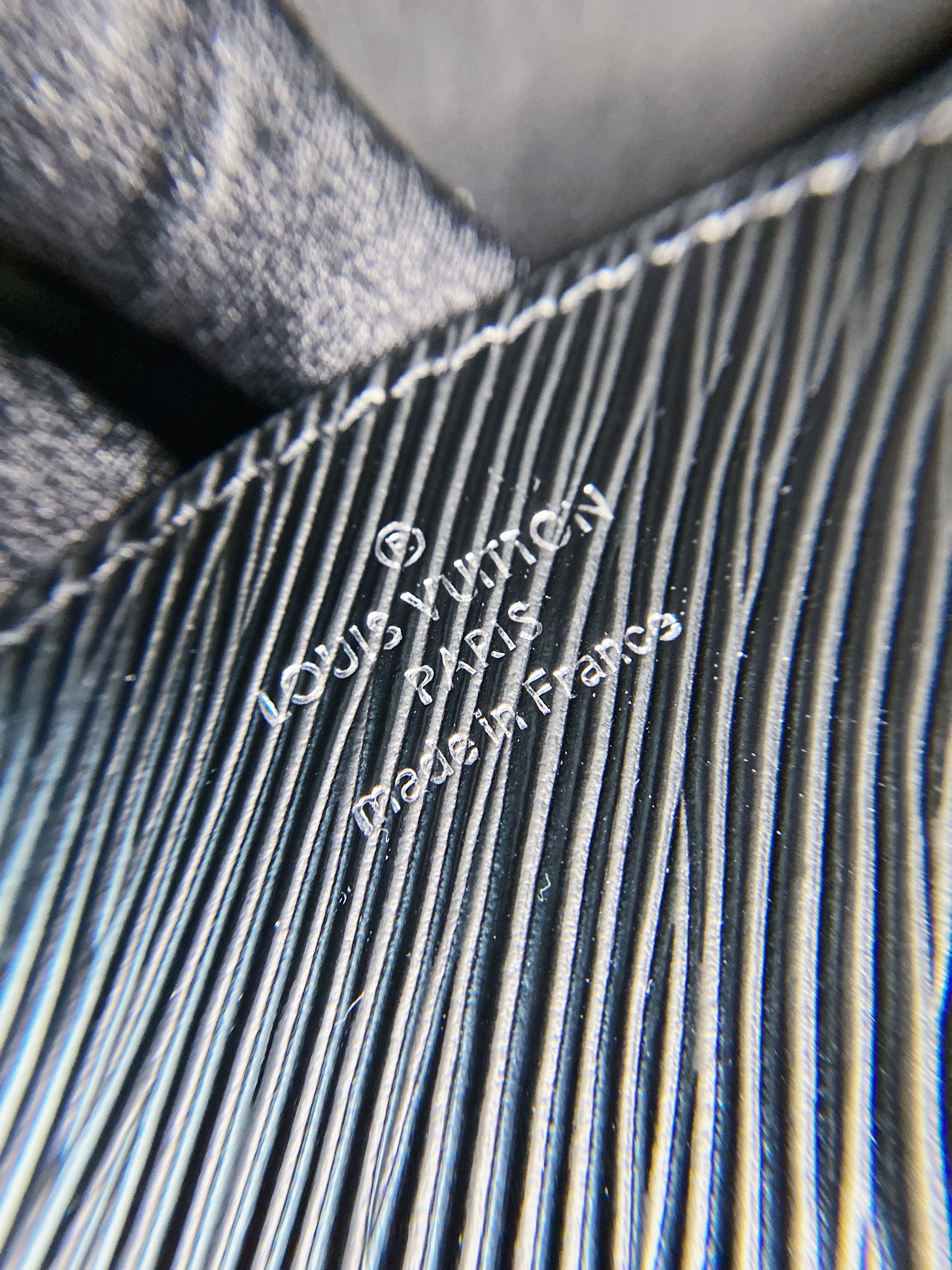 [TOP] Louis Vuitton LV £V Epi Twist Chain Bag 23X17X9.5CM - BLACK