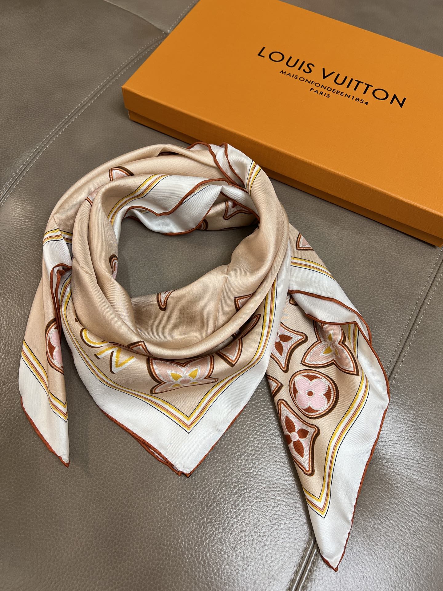 [TOP] Louis Vuitton LV Monogram Cascade Scarf