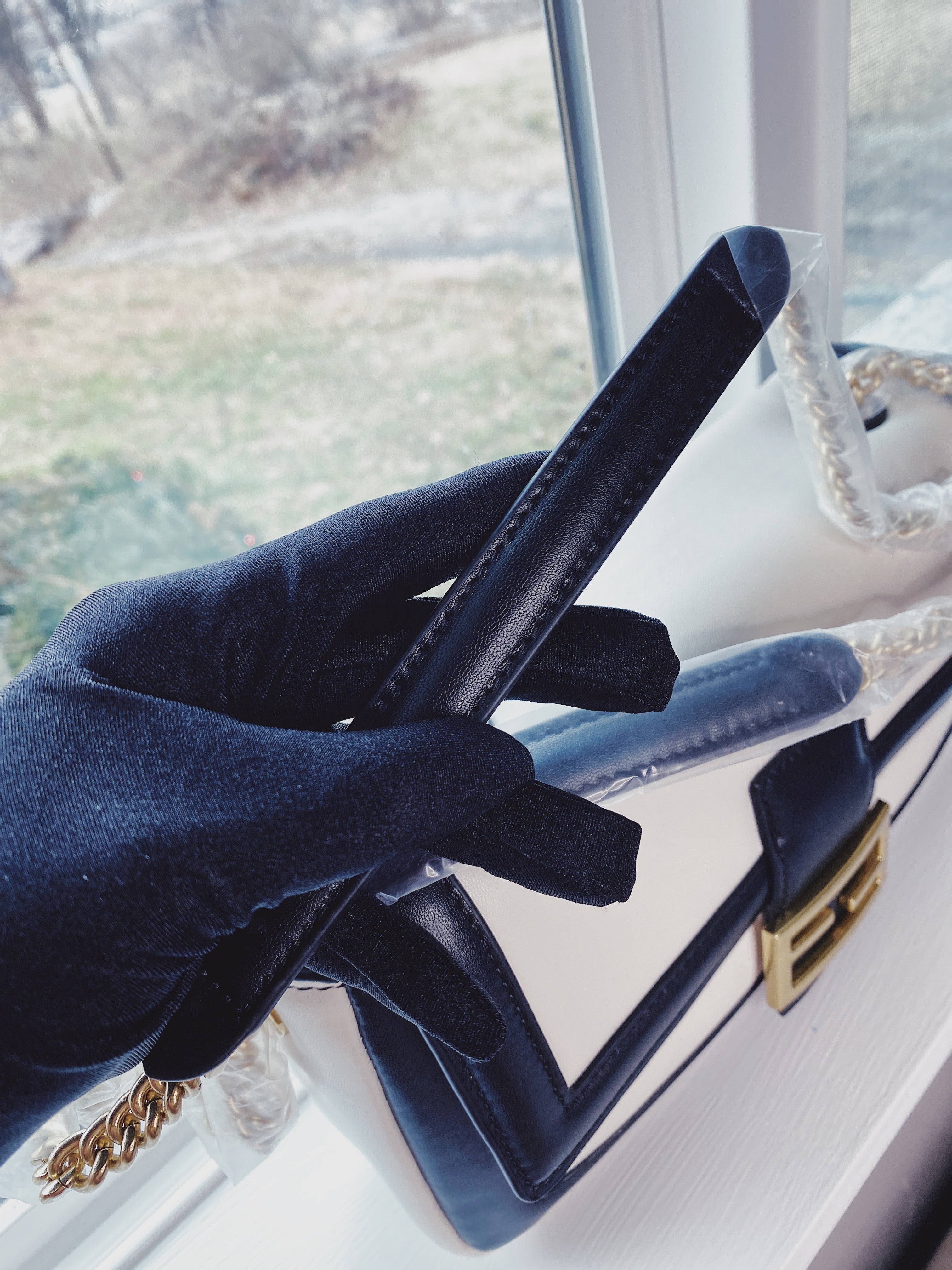 [TOP] FENDI White Baguette Shoulder Bag