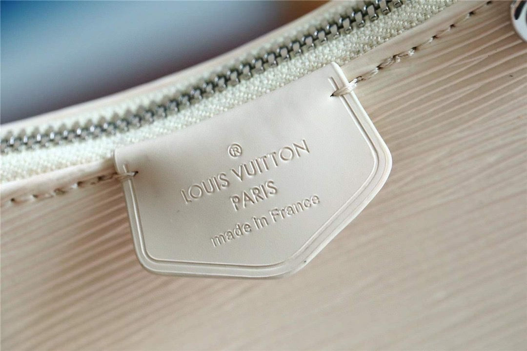 [TOP] Louis Vuitton LV L*V Epi Easy Pouch on Strap 19 x  10.5 x  3cm- White