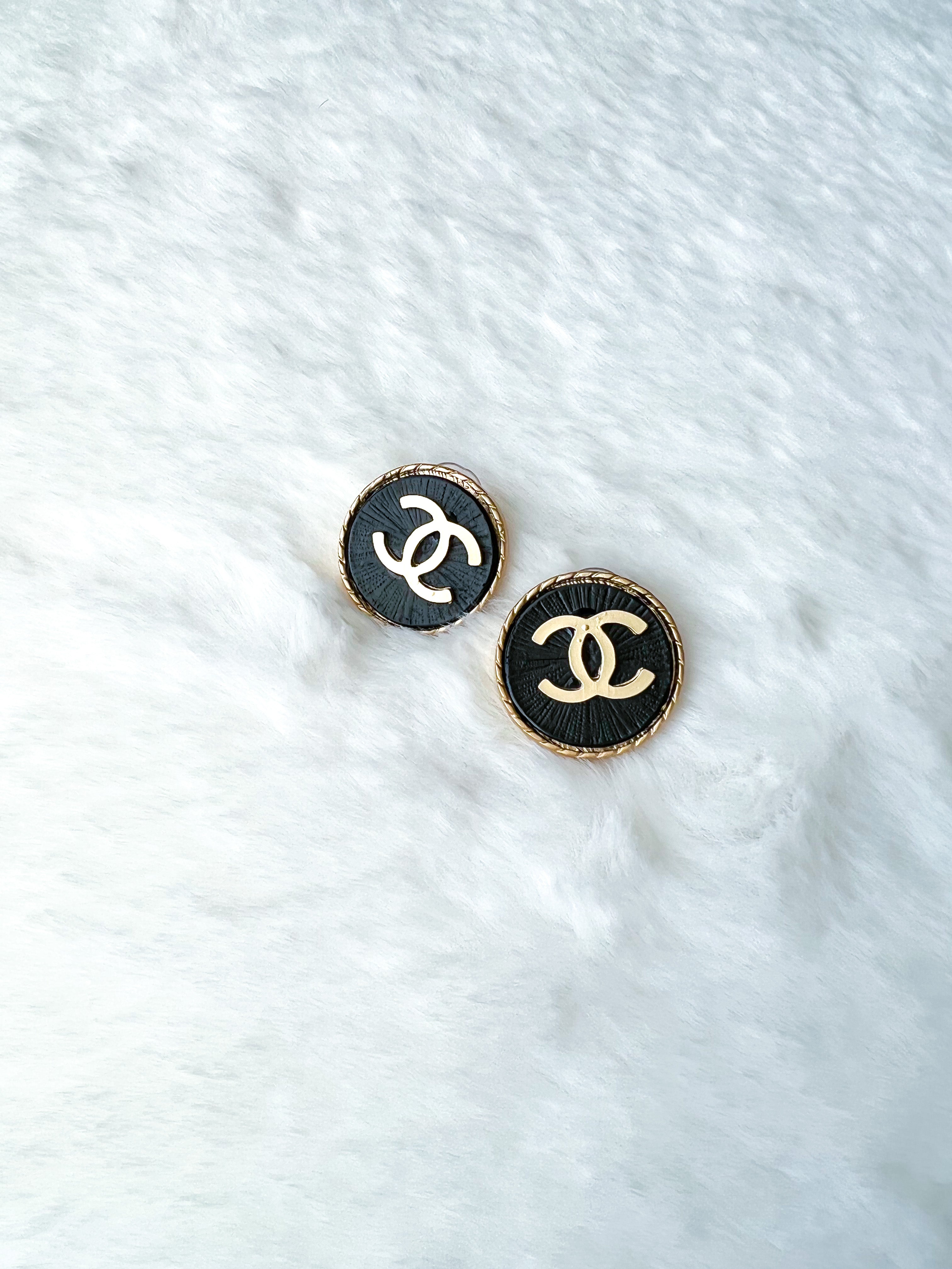[TOP] CHANEL Rounded Black and Gold Stid Earrings
