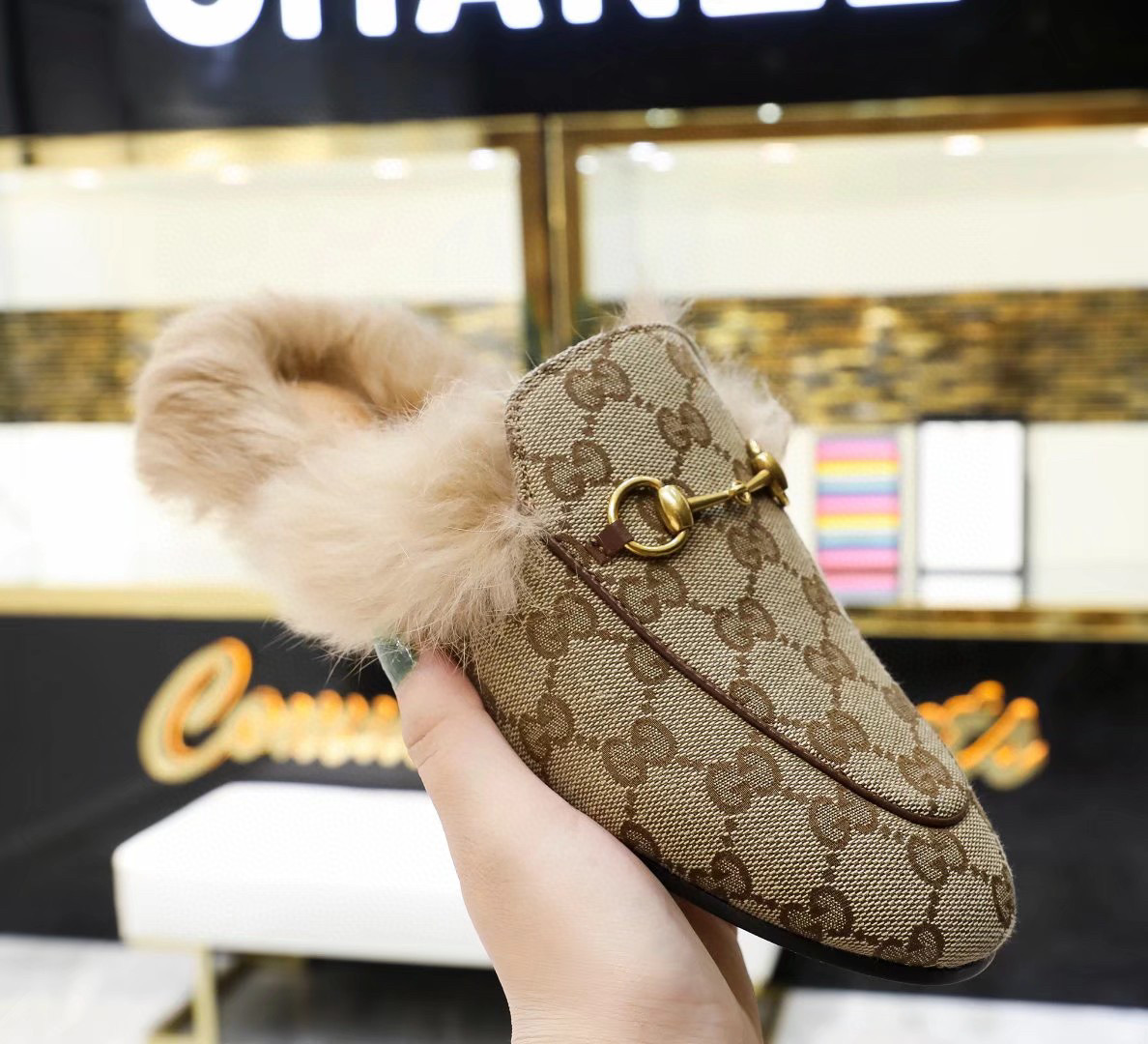 [TOP] GUCCI Canvas with Fur Slides - Beige