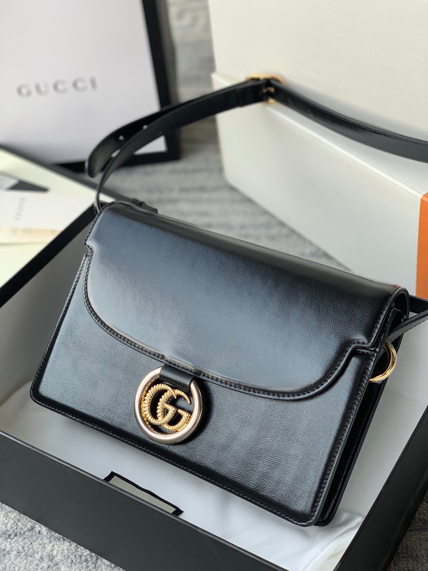 [TOP] GUCCI Logo Plaque Shoulder Bag - Black