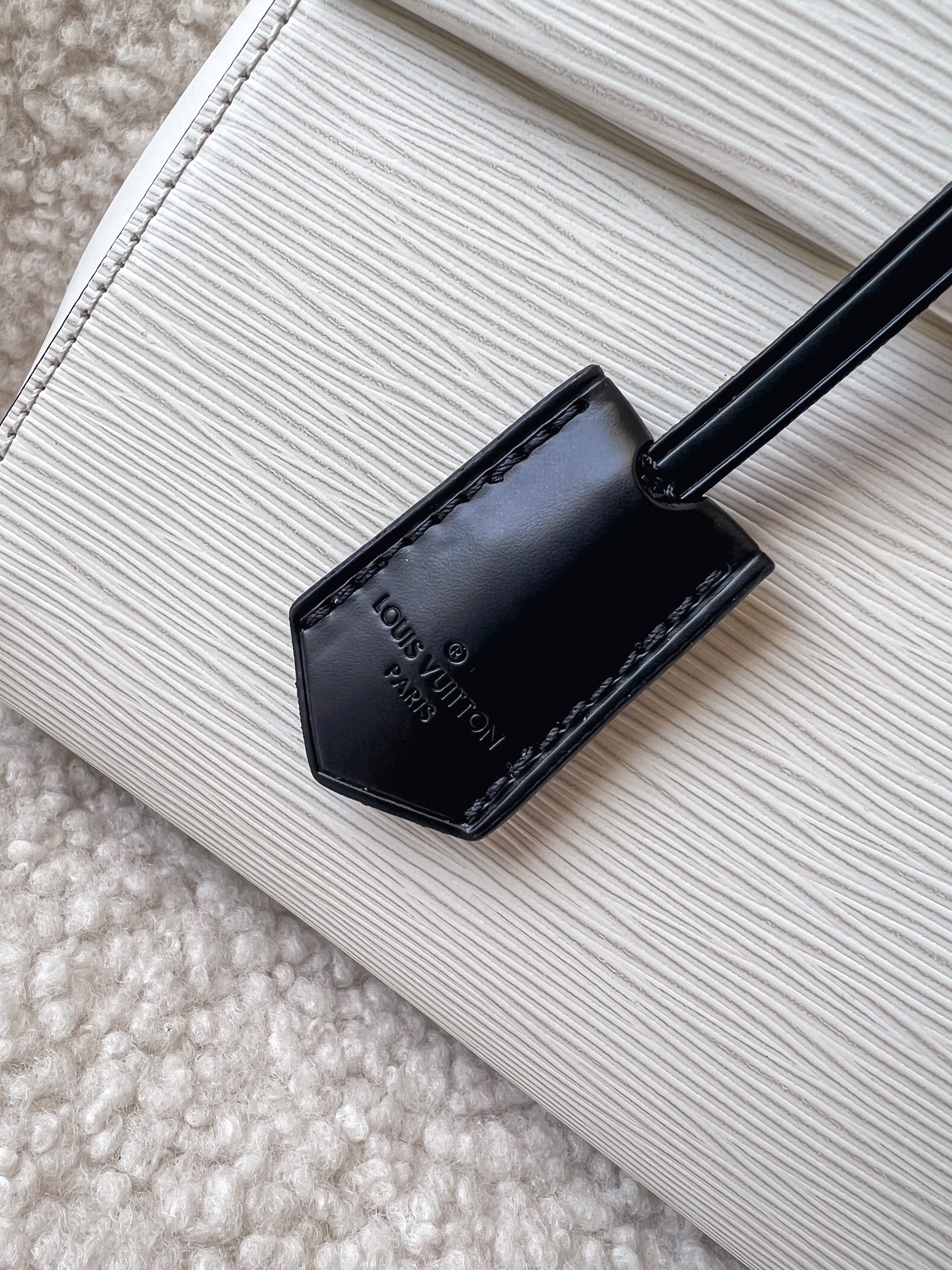 [TOP] Louis Vuitton LV Cluny MM Epi Leather 19 ×10 ×24 cm- White