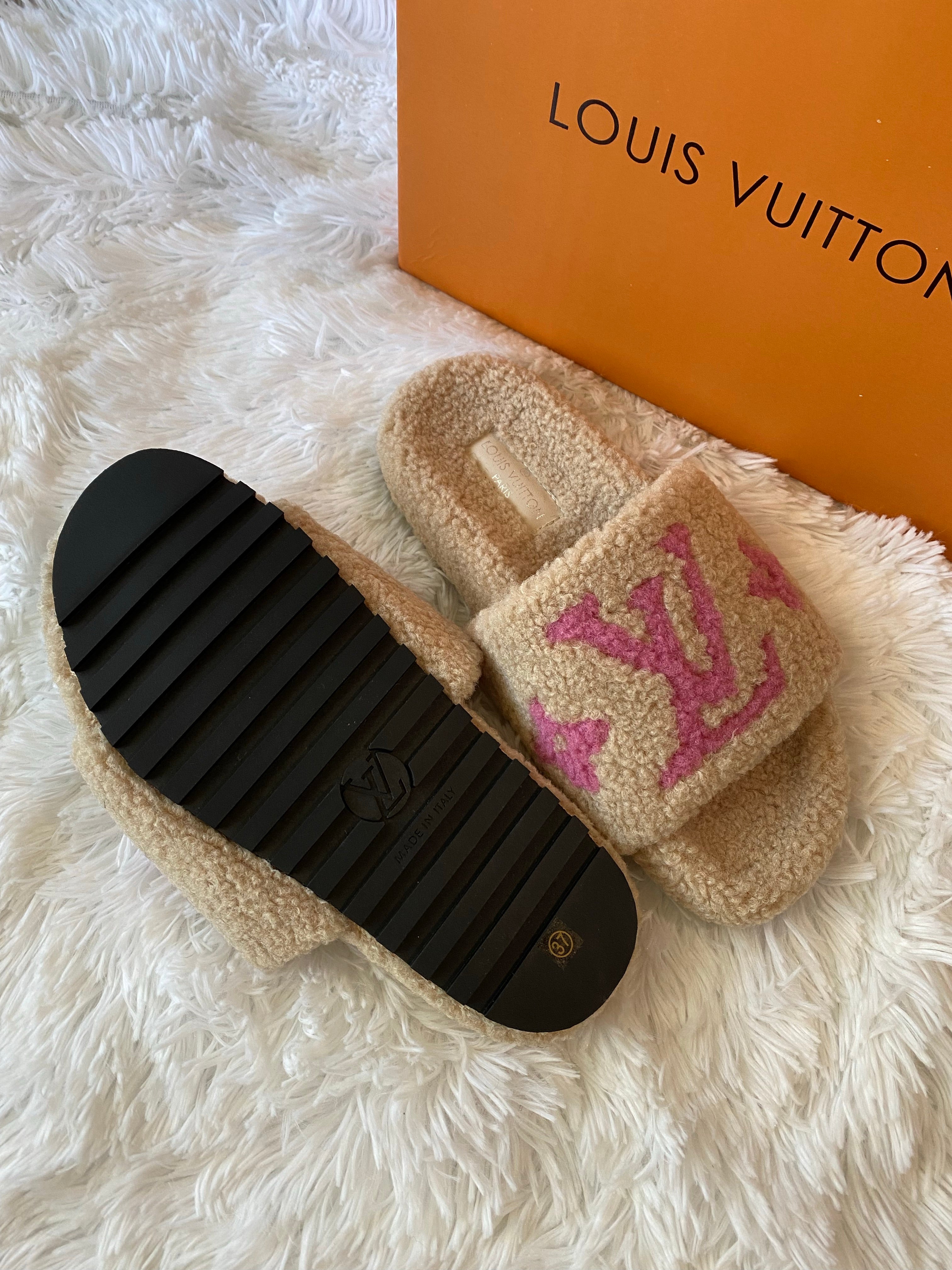 [TOP] Louis Vuitton LV £V Shearling Mules - Beige + Pink