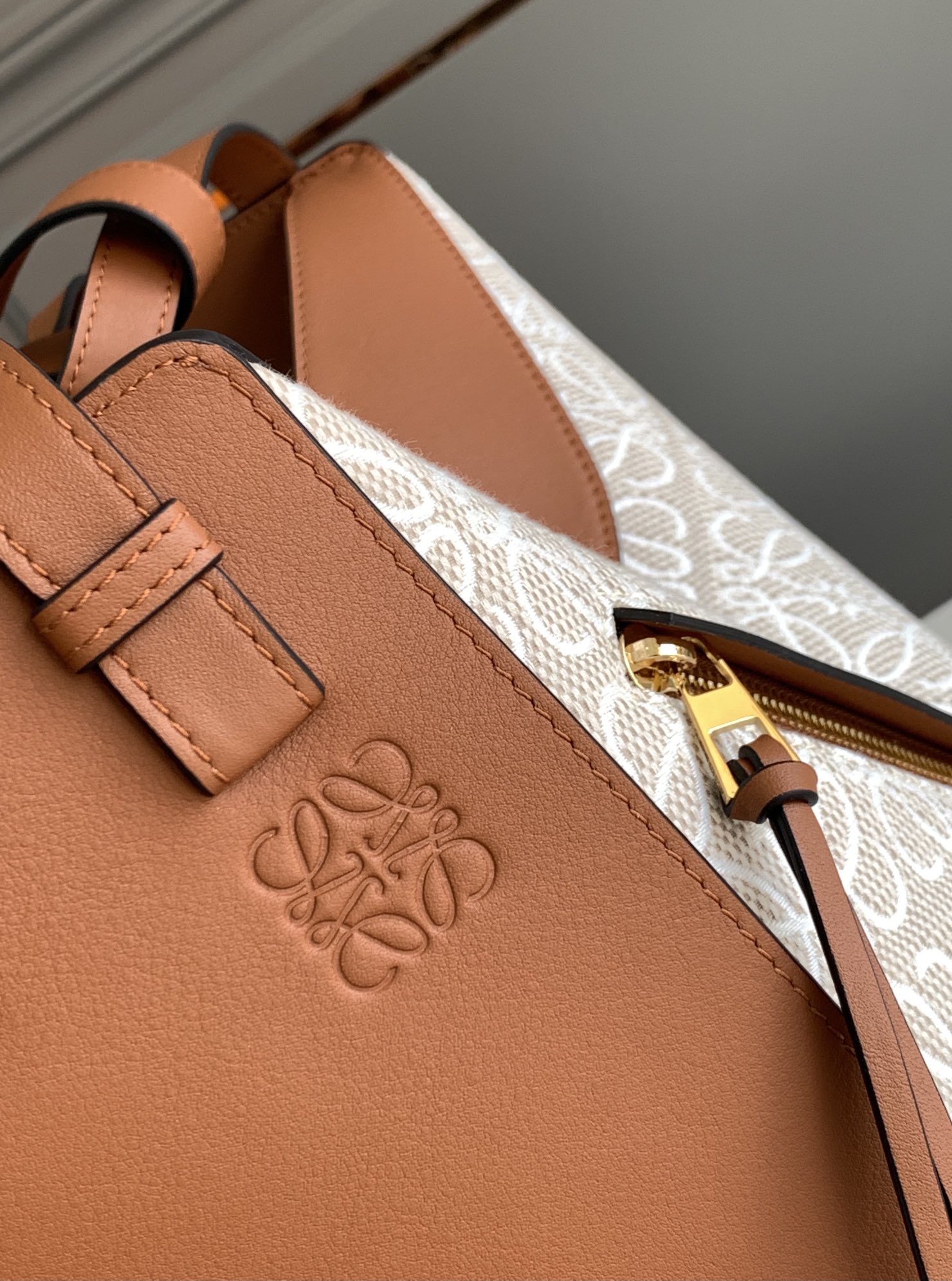 [TOP] LOEWE Calfskin Anagram Hammock Bag 29*14*26cm - Brown