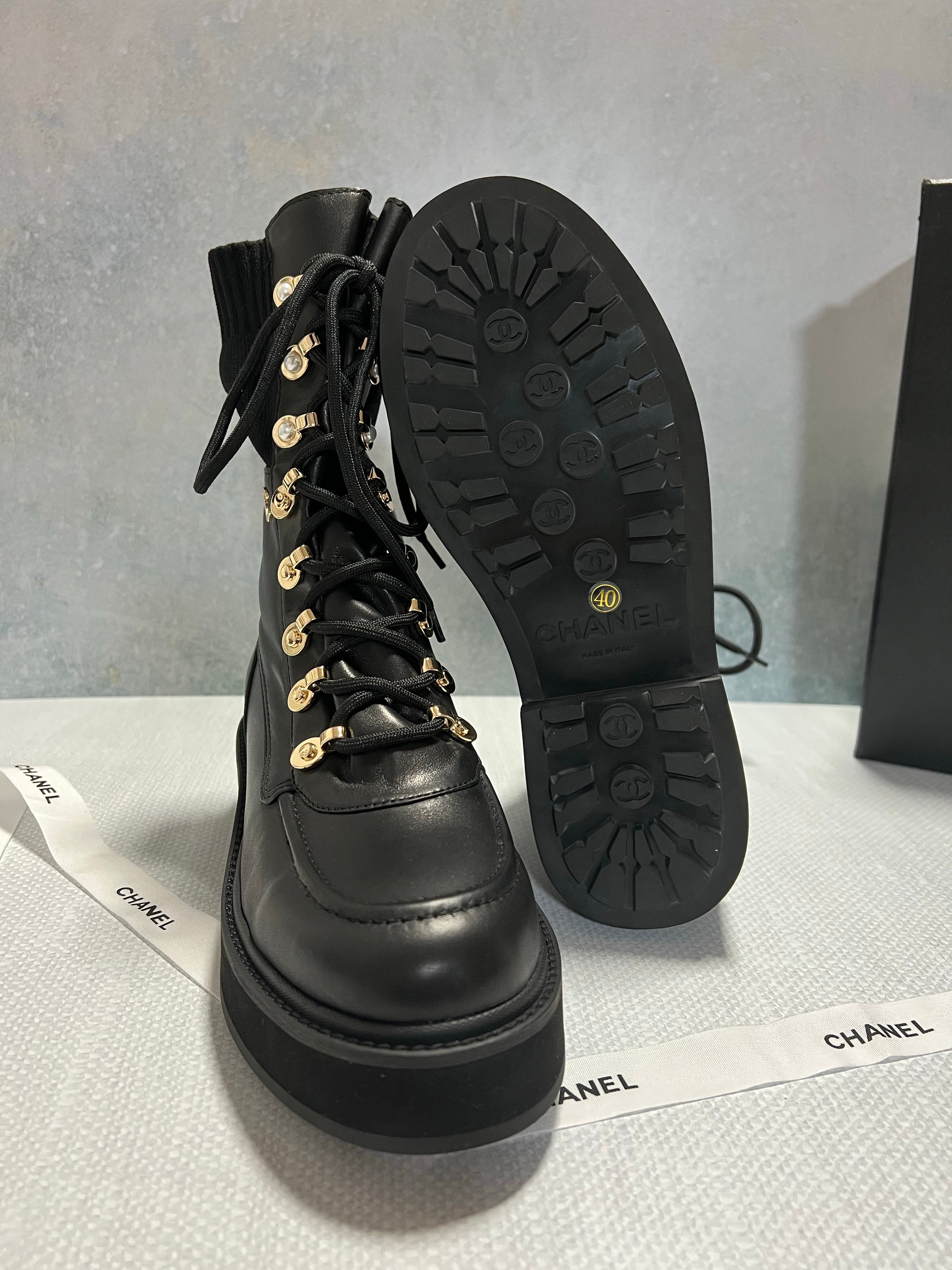 [TOP] CHANEL Icon Plain Toe Round Lace Up Casual Boots - Black