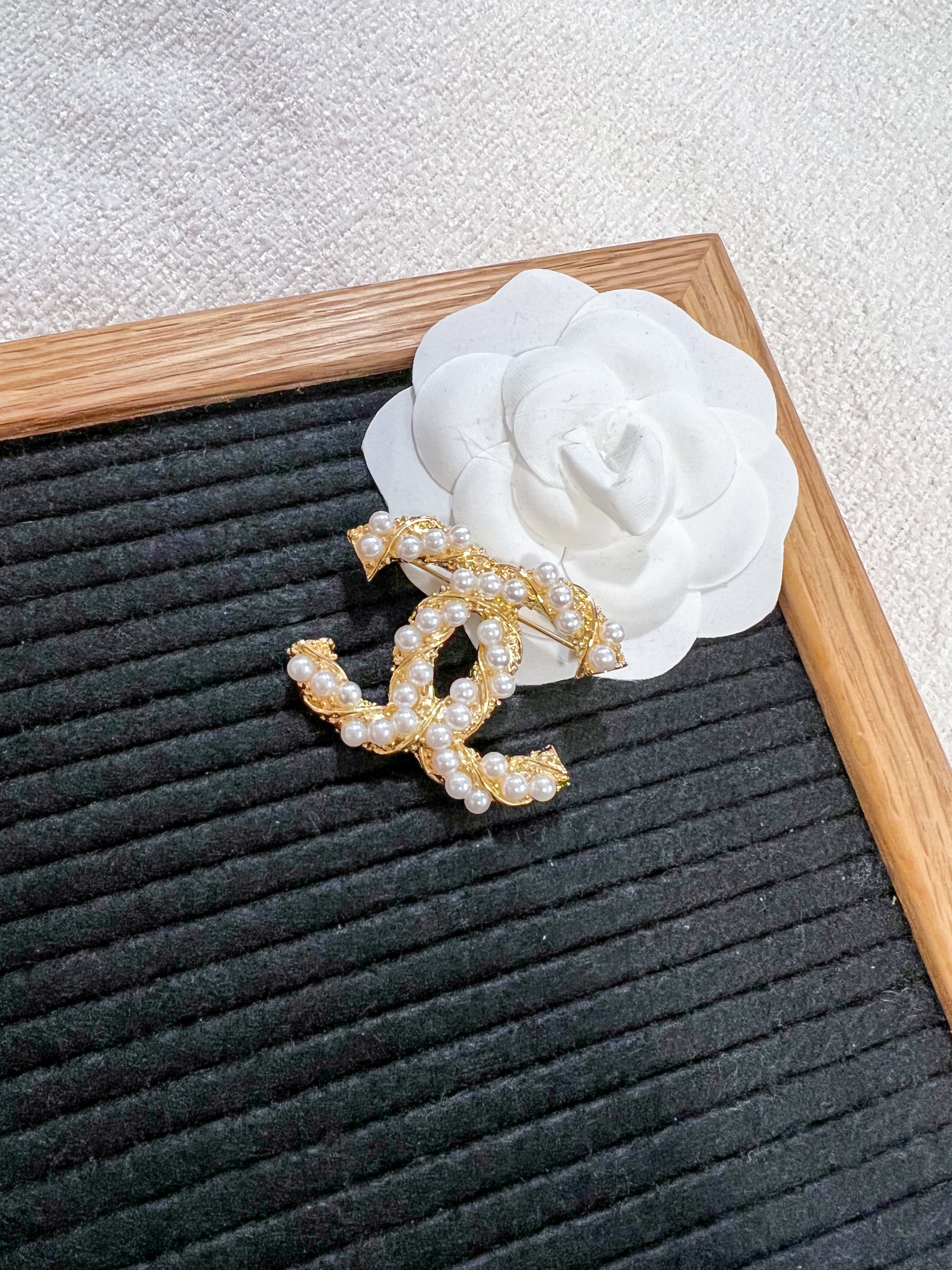 [TOP] CHANEL Inspired Pearly Brooch - Gold