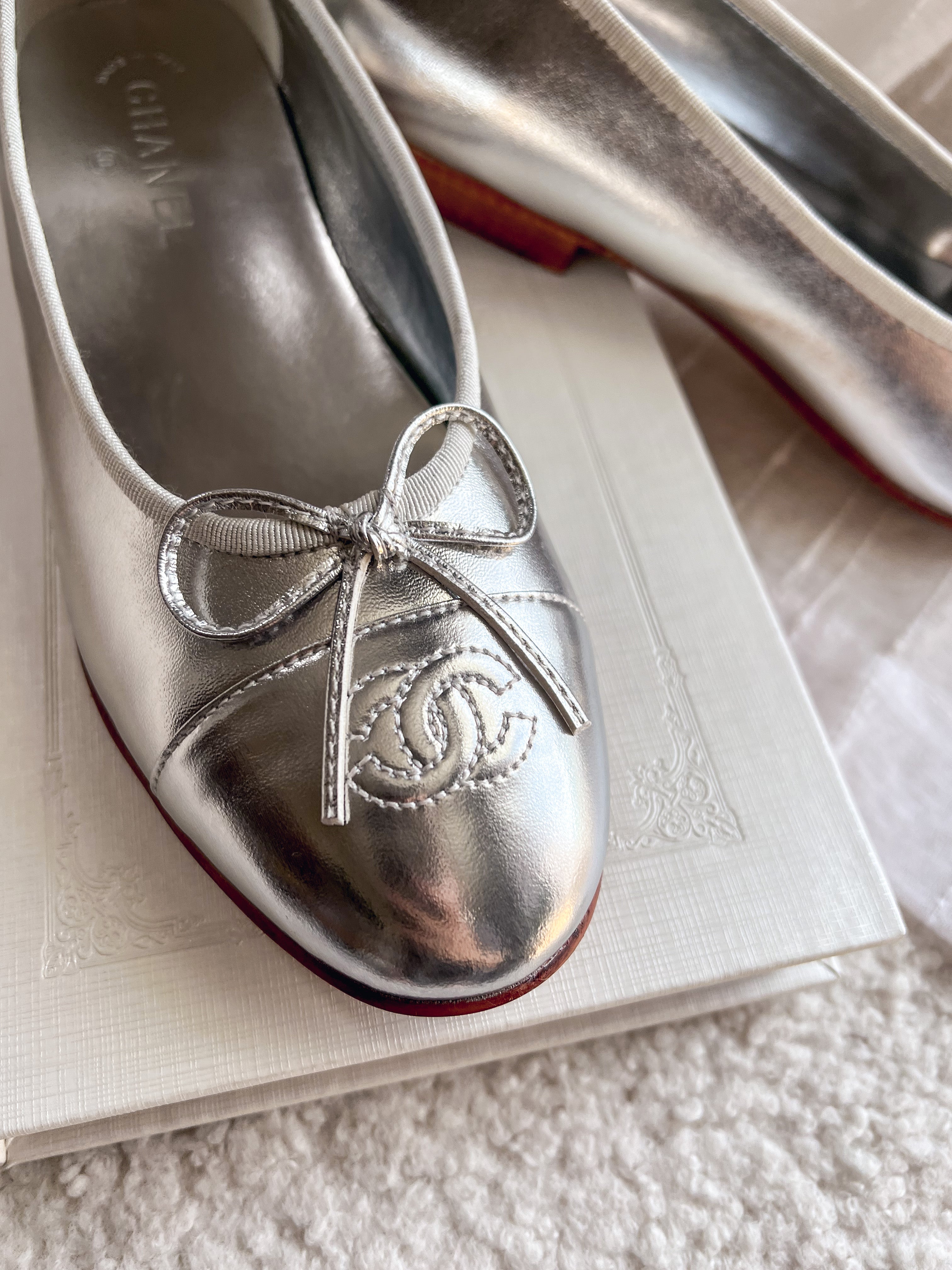 [TOP] CHANEL Flat Ballerina Cap Toes Bow - Metallic Silver