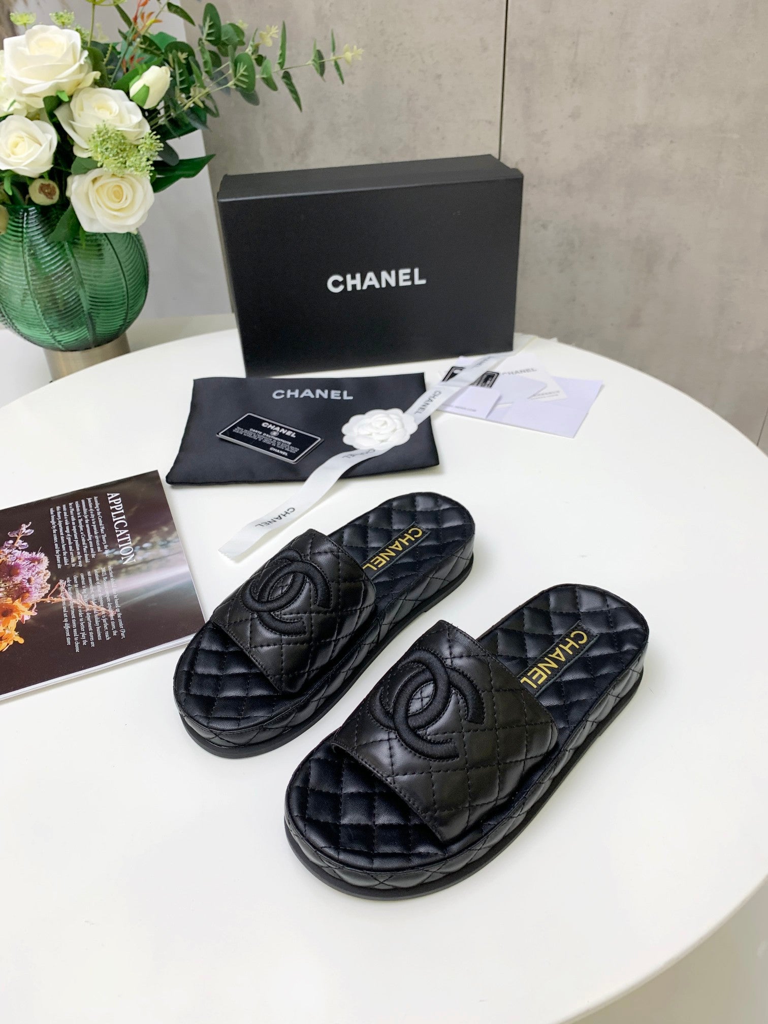 [TOP] CHANEL Quilted Embroidery Double C Slides - Black