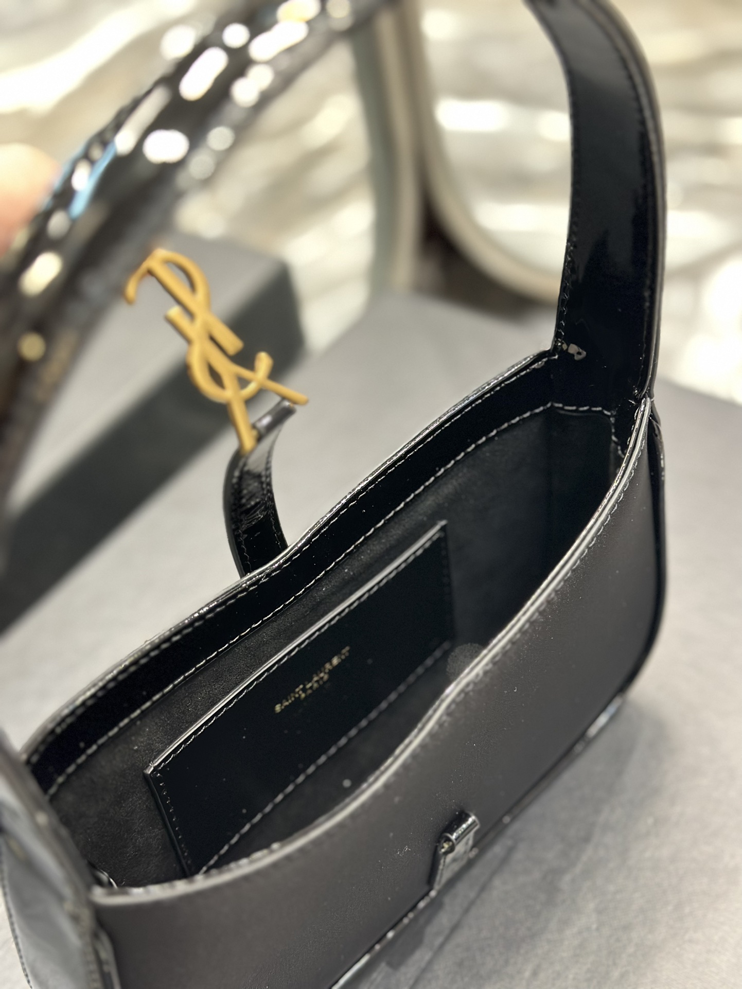 [TOP] Yves Saint Laurent YSL LE 5A7 Shoulder Bag - Black&GHW