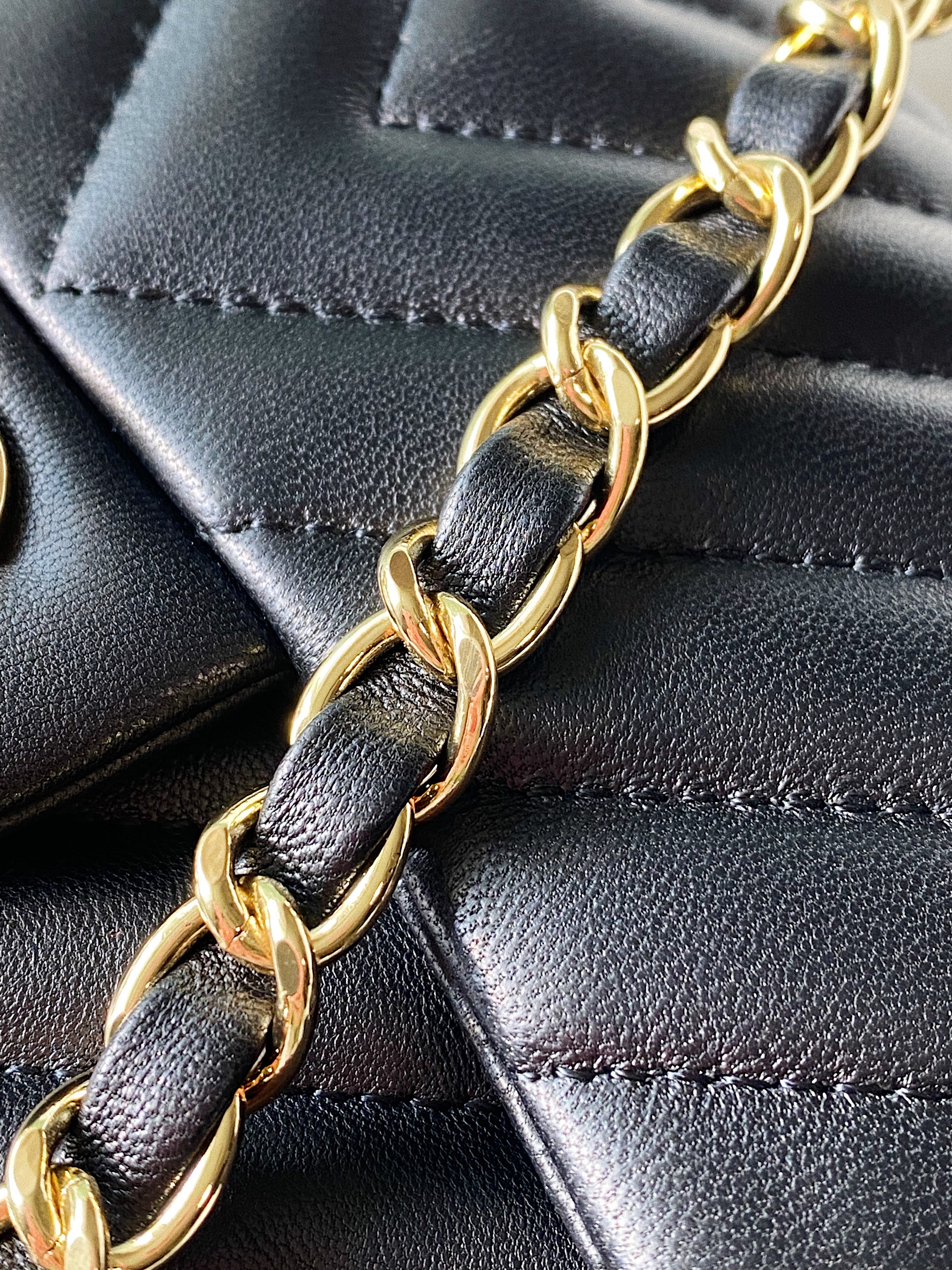 [TOP] CHANEL Classic Flap Bag Chevron Mini 20cm - Black