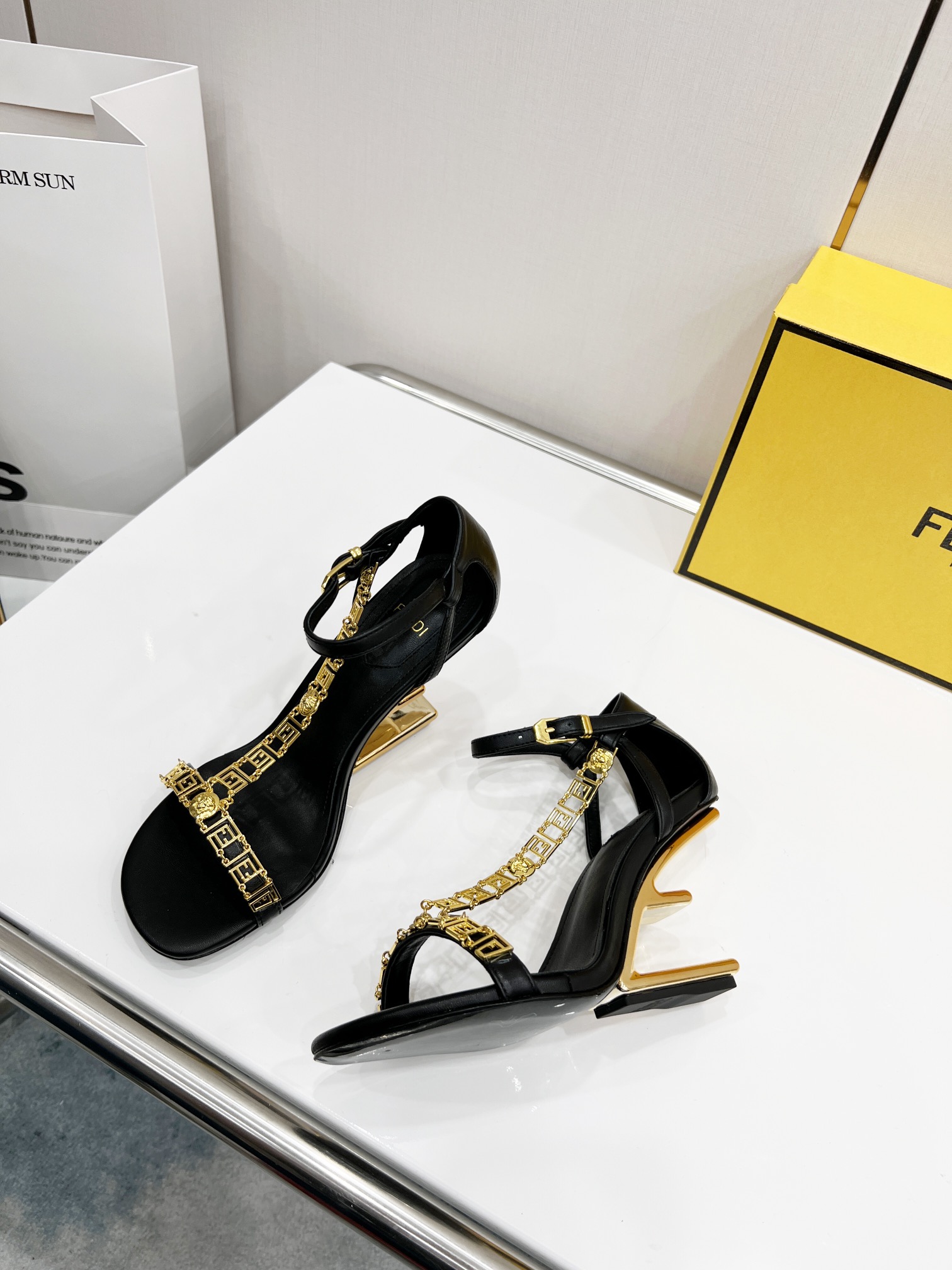[TOP] FENDI First High Heel - Black