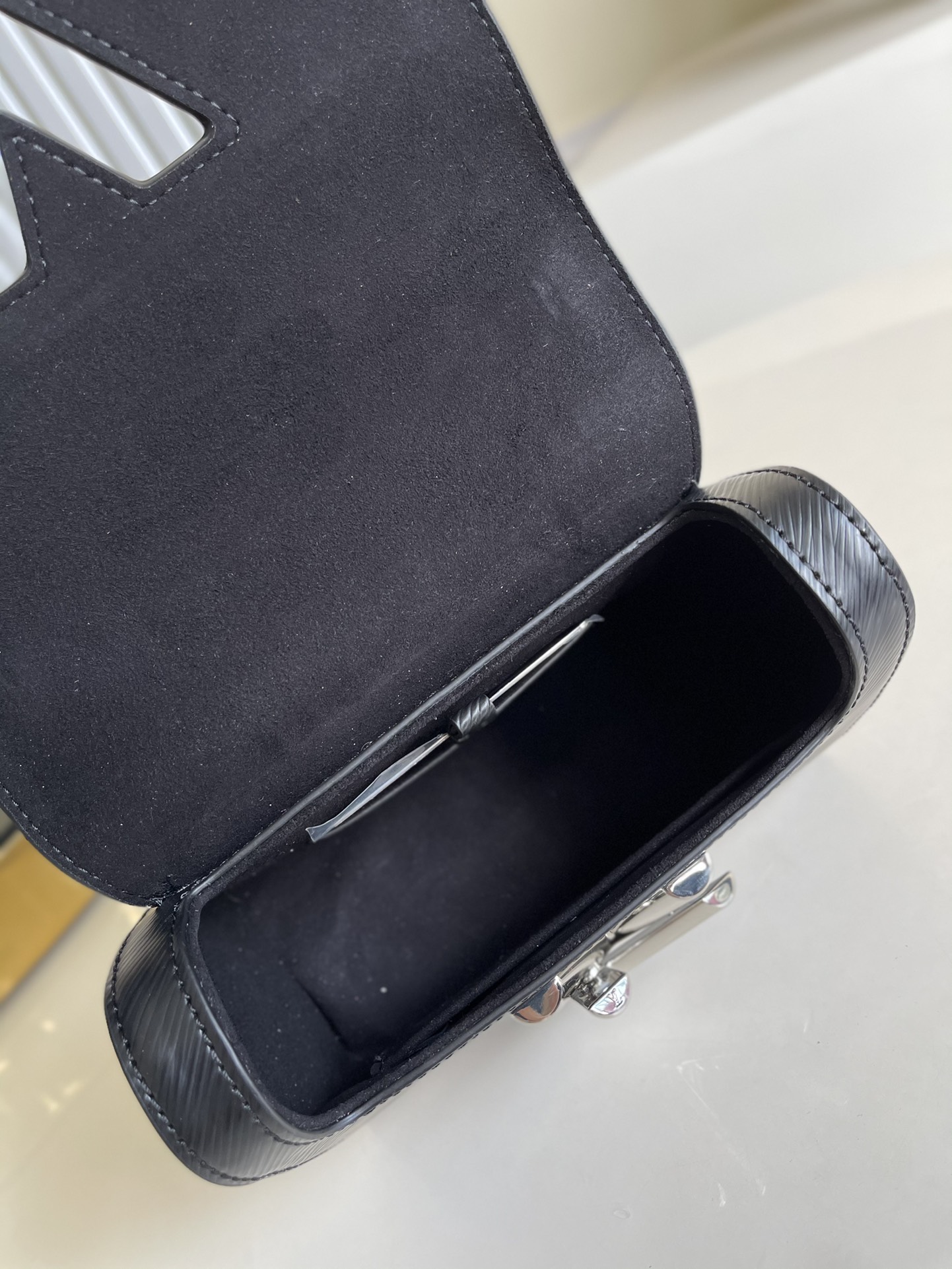 [TOP] Louis Vuitton LV Mini LV Epi Twist Bag 18x15x9cm- Black